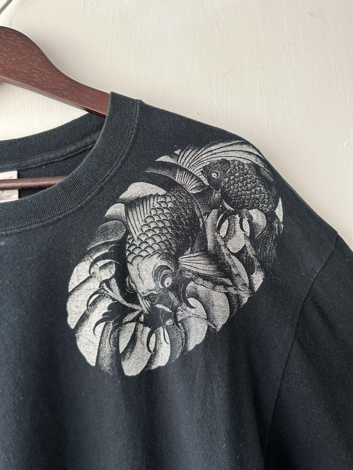 Japanese Brand Vintage Sukajan Karakuri ‘Geisha Koi’ Tee Size US XL / EU 56 / 4 - 3 Thumbnail