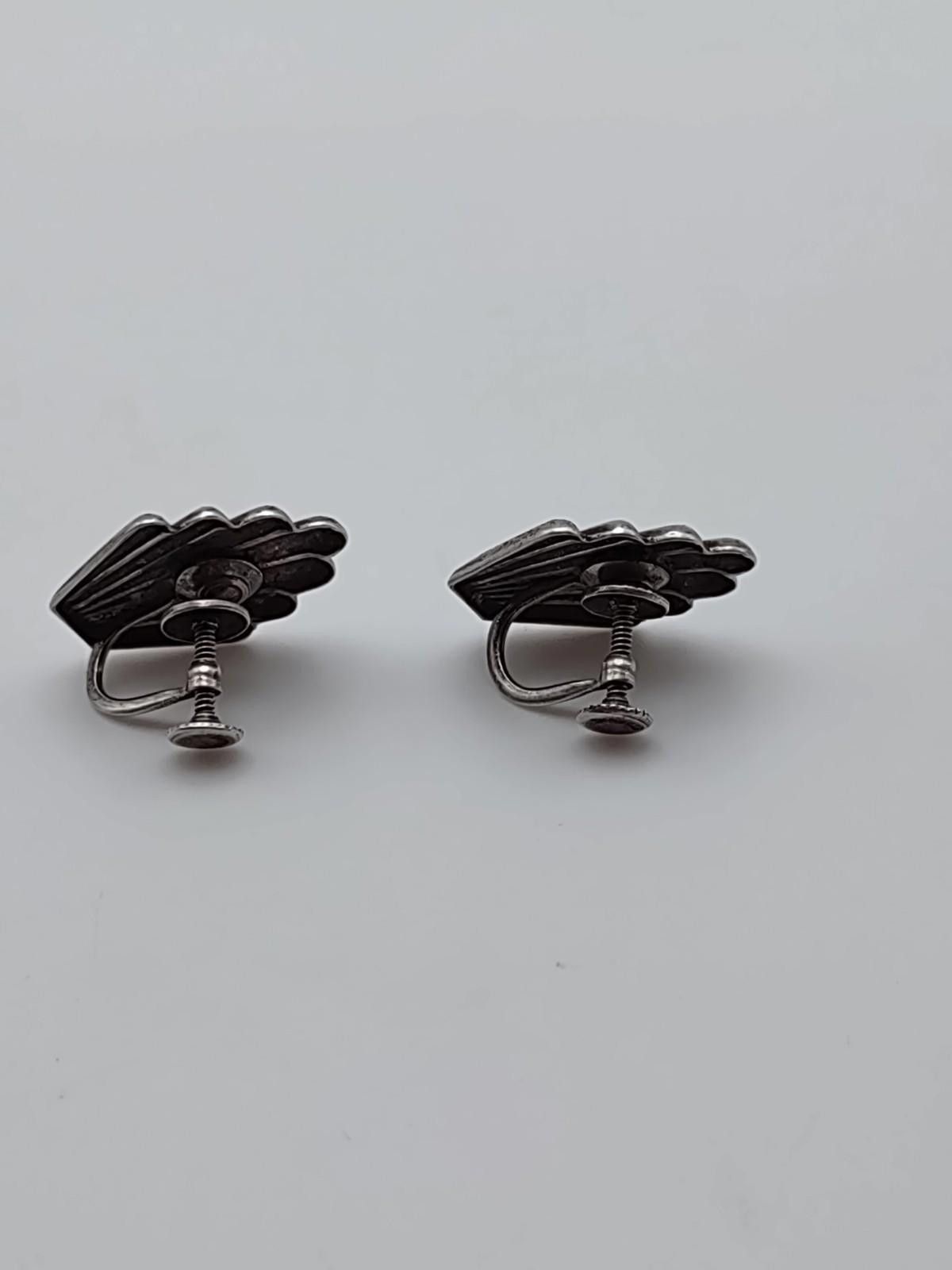 The Unbranded Brand Vintage Sterling Silver Scalloped Shell Screw Back Earrings Size ONE SIZE - 4 Thumbnail