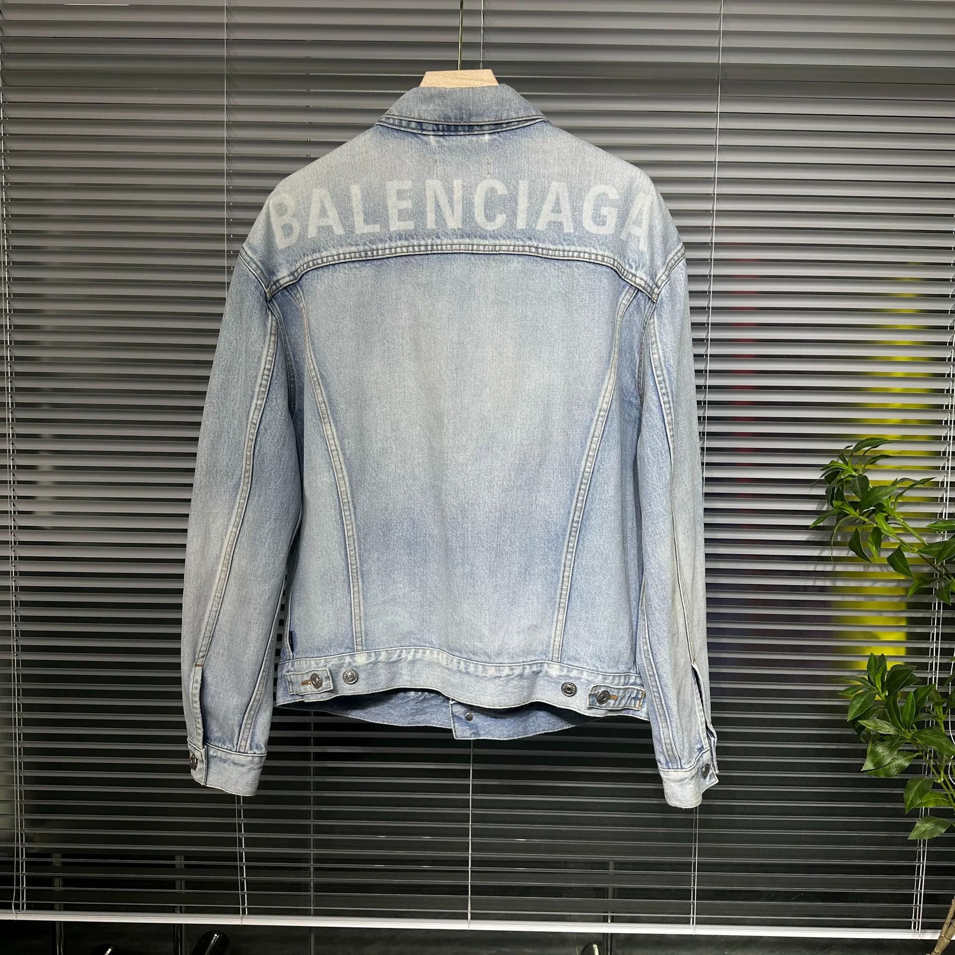 Balenciaga Balenciaga Washed Denim Jacket with Logo Size US S / EU 44-46 / 1 - 1 Thumbnail