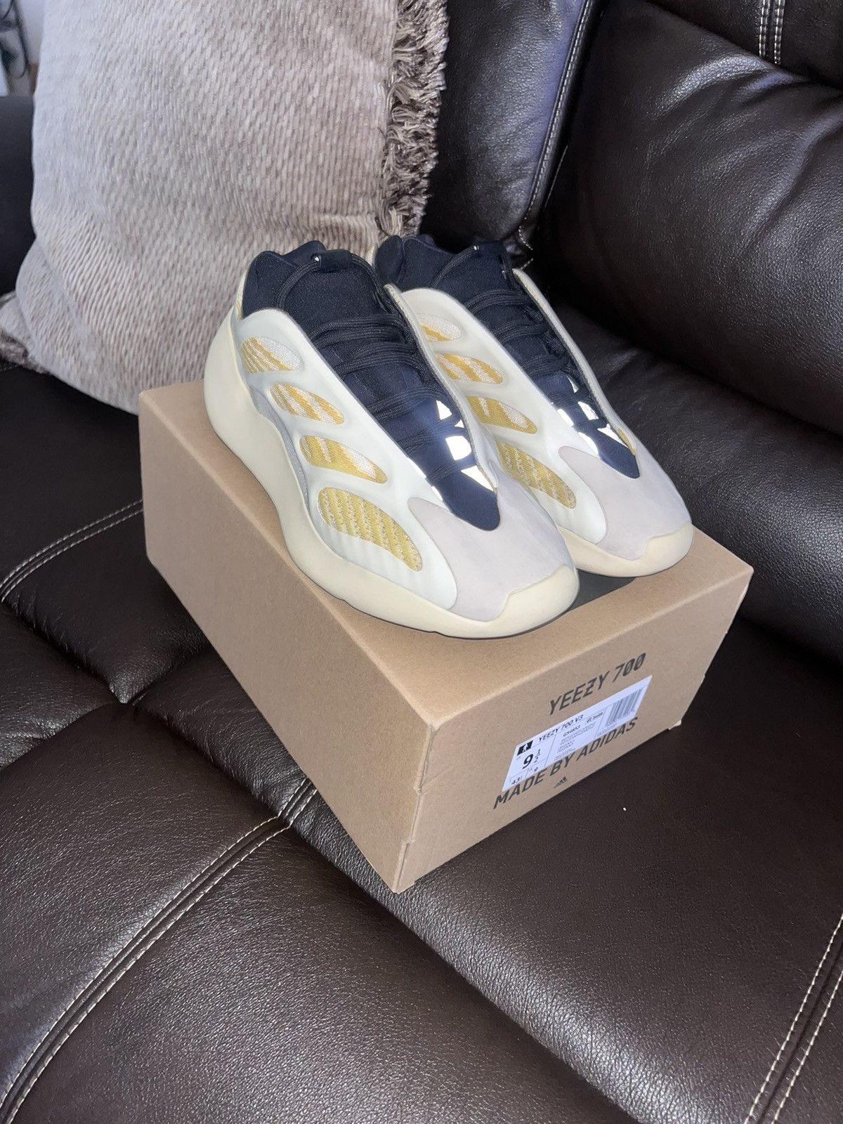 Yeezy YEEZY 700 V3 - SEND OFFERS ‼️ Size US 9.5 / EU 42-43 - 1 Thumbnail