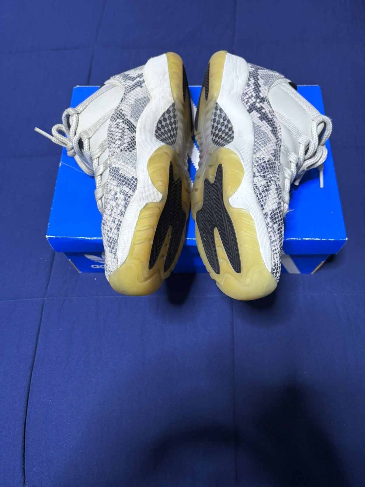 Jordan Brand Jordan 11 Retro Low Light Bone Snakeskin 2019 Size 9 Size US 9 / EU 42 - 3 Thumbnail