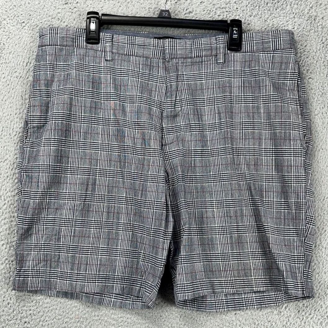 Banana Republic Banana Republic Shorts Mens 38 Gray Aiden Club Men Size Plaid Red White Size US 38 / EU 54 - 3 Thumbnail