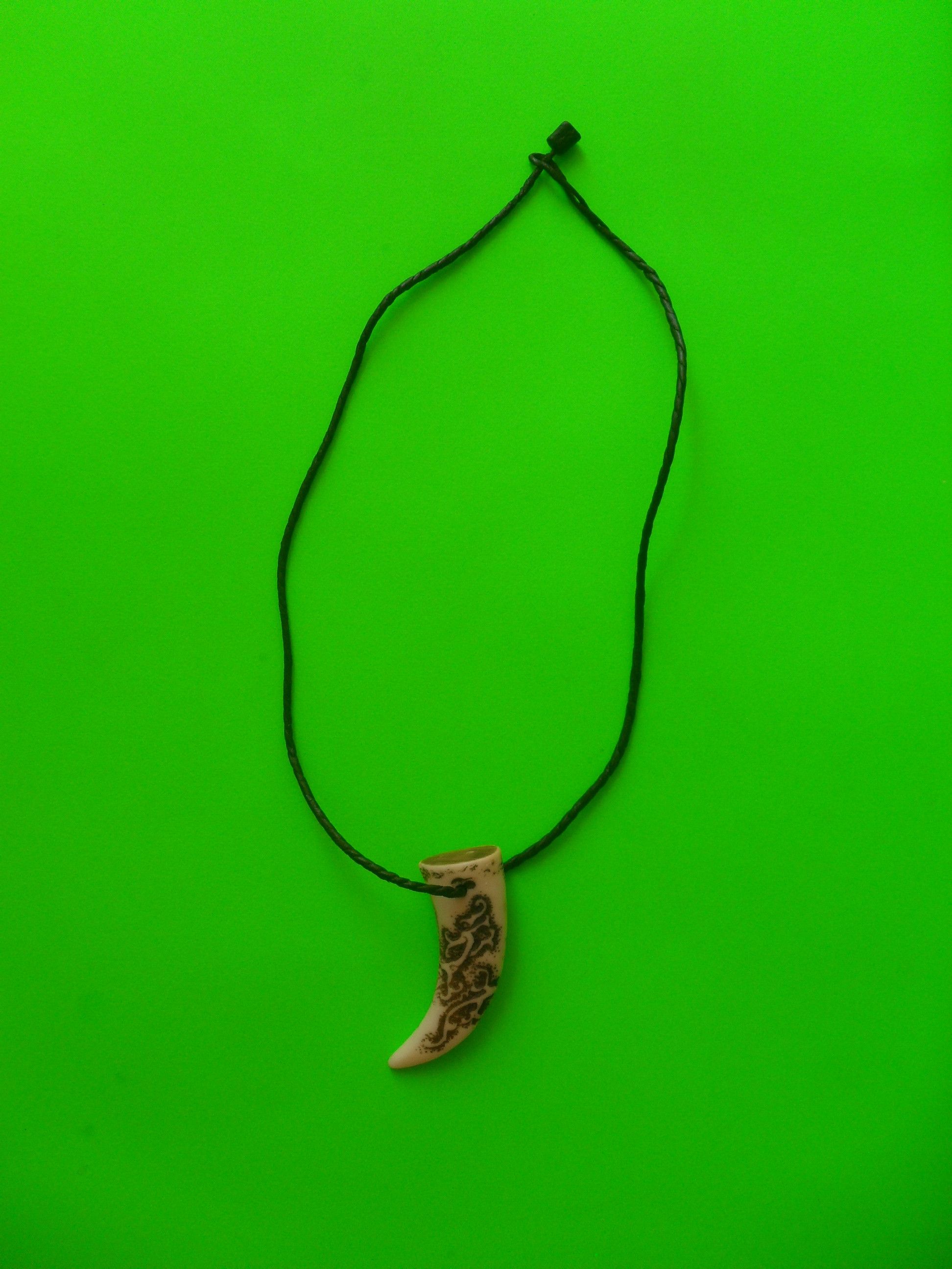 Vintage CARVED NECKLACE IN THE SHAPE OF AN AMULET . Size ONE SIZE - 1 Thumbnail