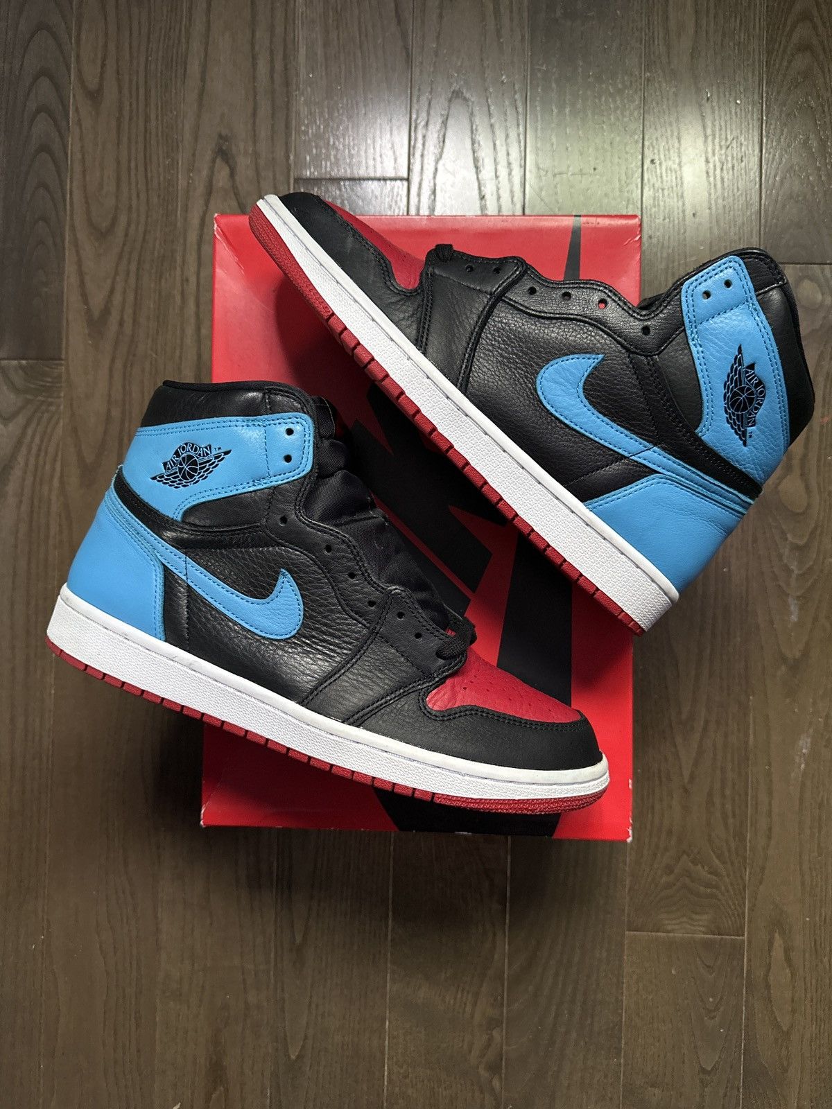 Jordan Brand × Nike WMNS Air Jordan 1 High OG Size US 9 / EU 42 - 4 Thumbnail