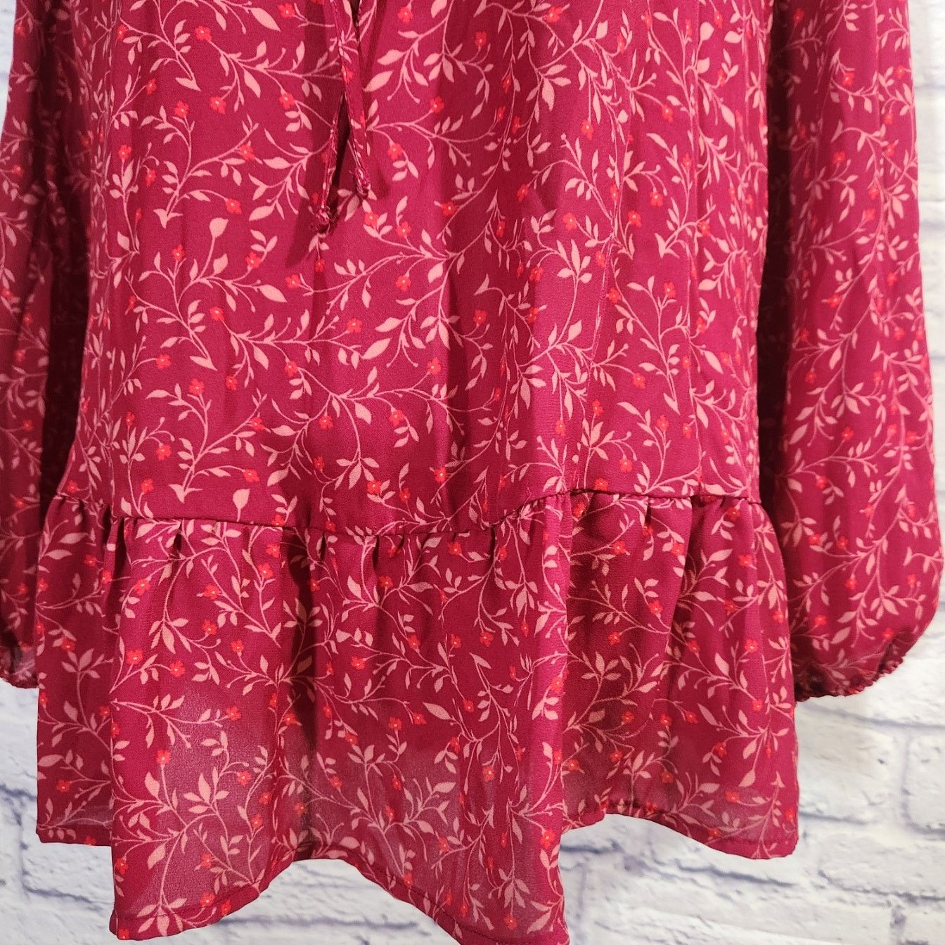 Other Old Navy Burgundy Floral Print Ruffled Hem Top L Lightweight Size L / US 10 / IT 46 - 2 Thumbnail