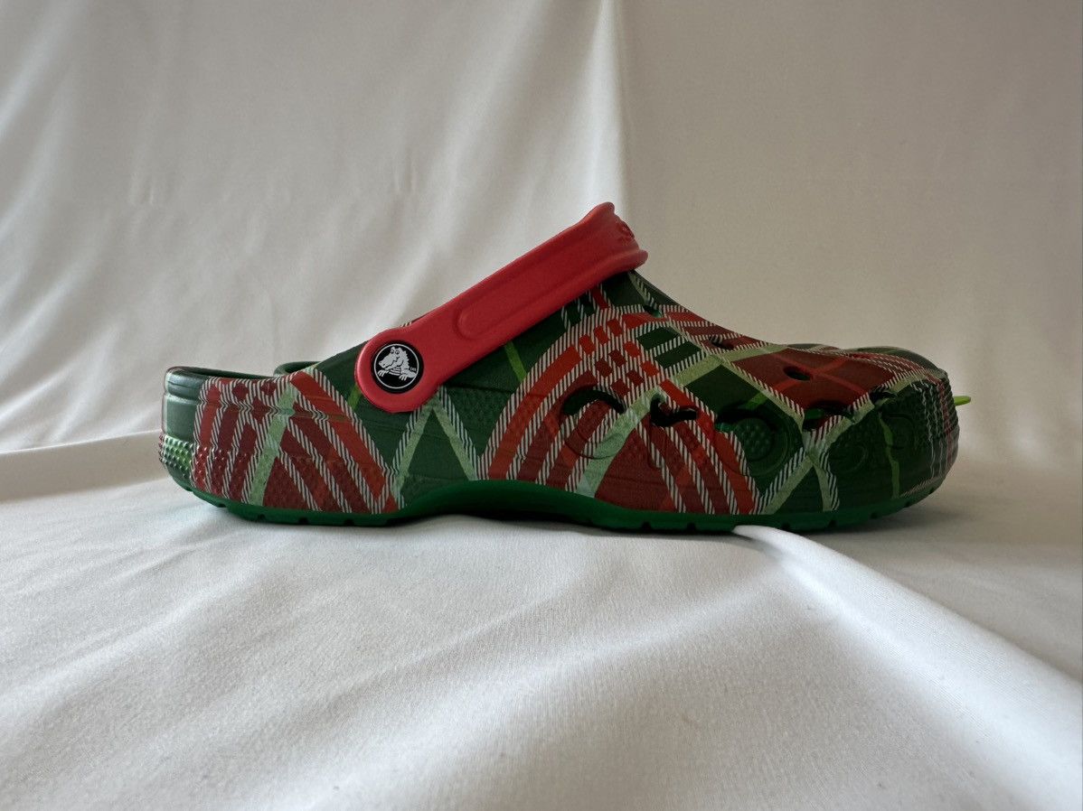 Crocs Crocs Baya Holiday Plaid Clogs Size 11 Men Christmas Red Gre Size US 11 / EU 44 - 2 Thumbnail