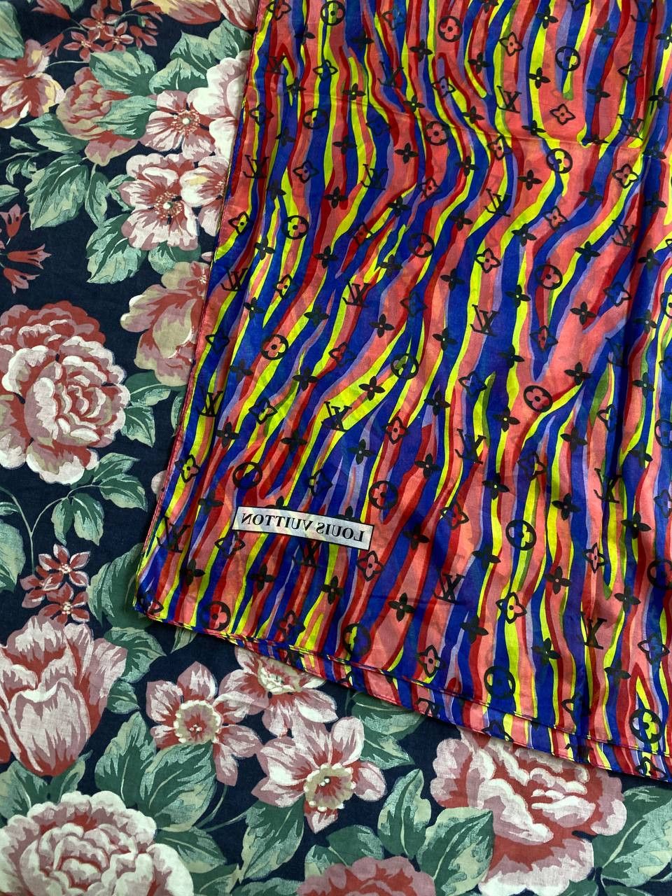 Louis Vuitton Louis Vuitton Multicolor Silk Geometric Shawl Scarf . Size ONE SIZE - 5 Thumbnail