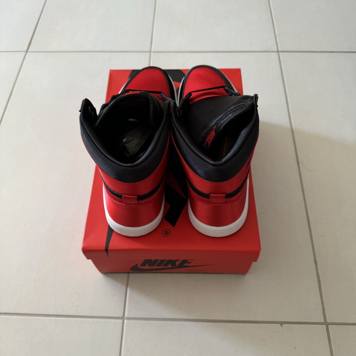 Jordan Brand × Nike Nike Air Jordan 1 Retro High Satin Bred Size US 10.5 / EU 43-44 - 3 Thumbnail
