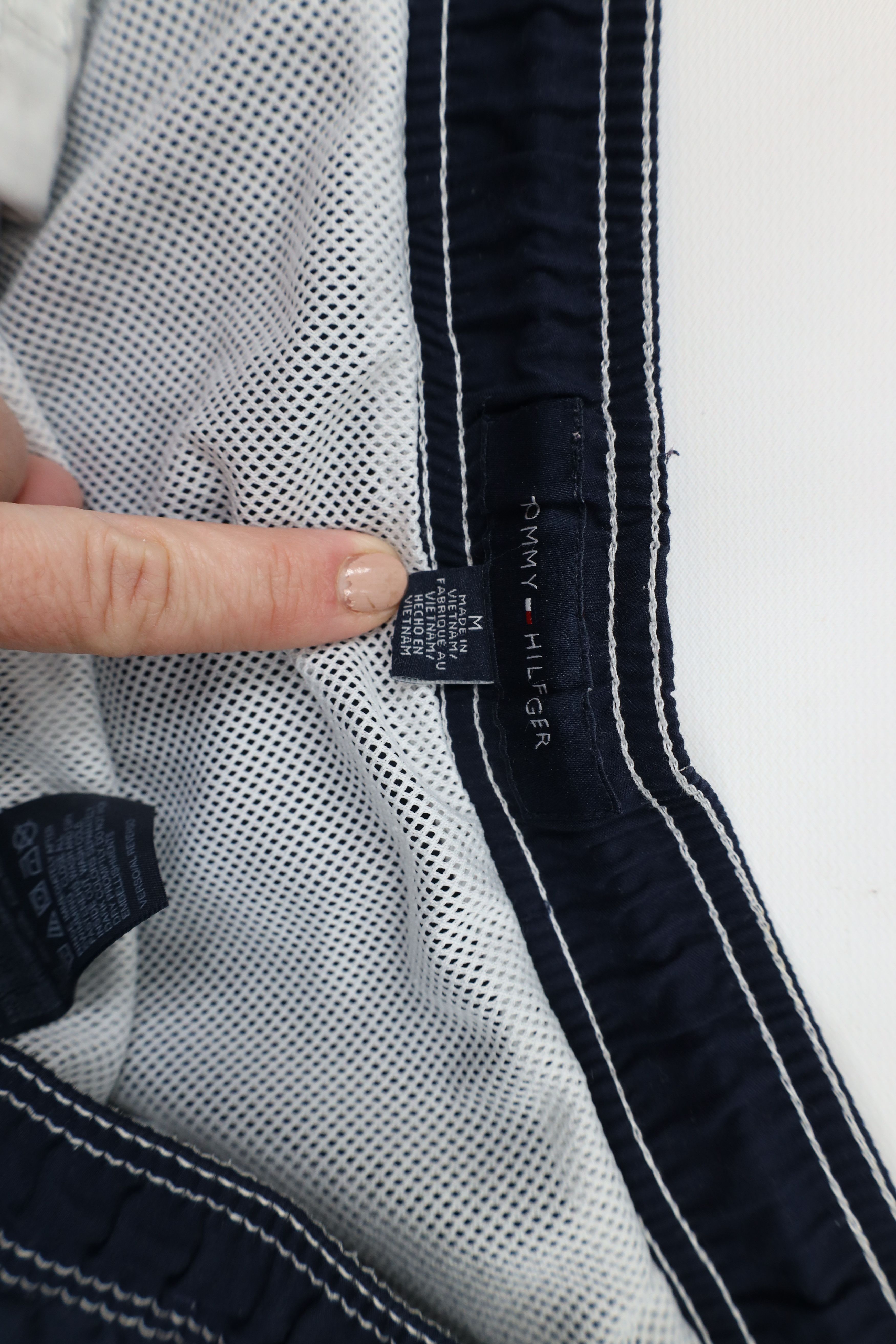 Tommy Hilfiger × Vintage Vintage Tommy Hilfiger Spell Out Lined Shorts Swim Trunks Size US 32 / EU 48 - 8 Thumbnail