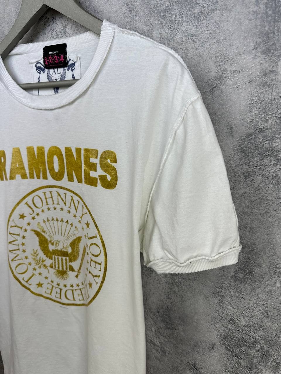 Band Tees Ramones 1-2-3-4 Gold Logo Amplified Distressed Vtg T-Shirt Size US XL / EU 56 / 4 - 5 Thumbnail