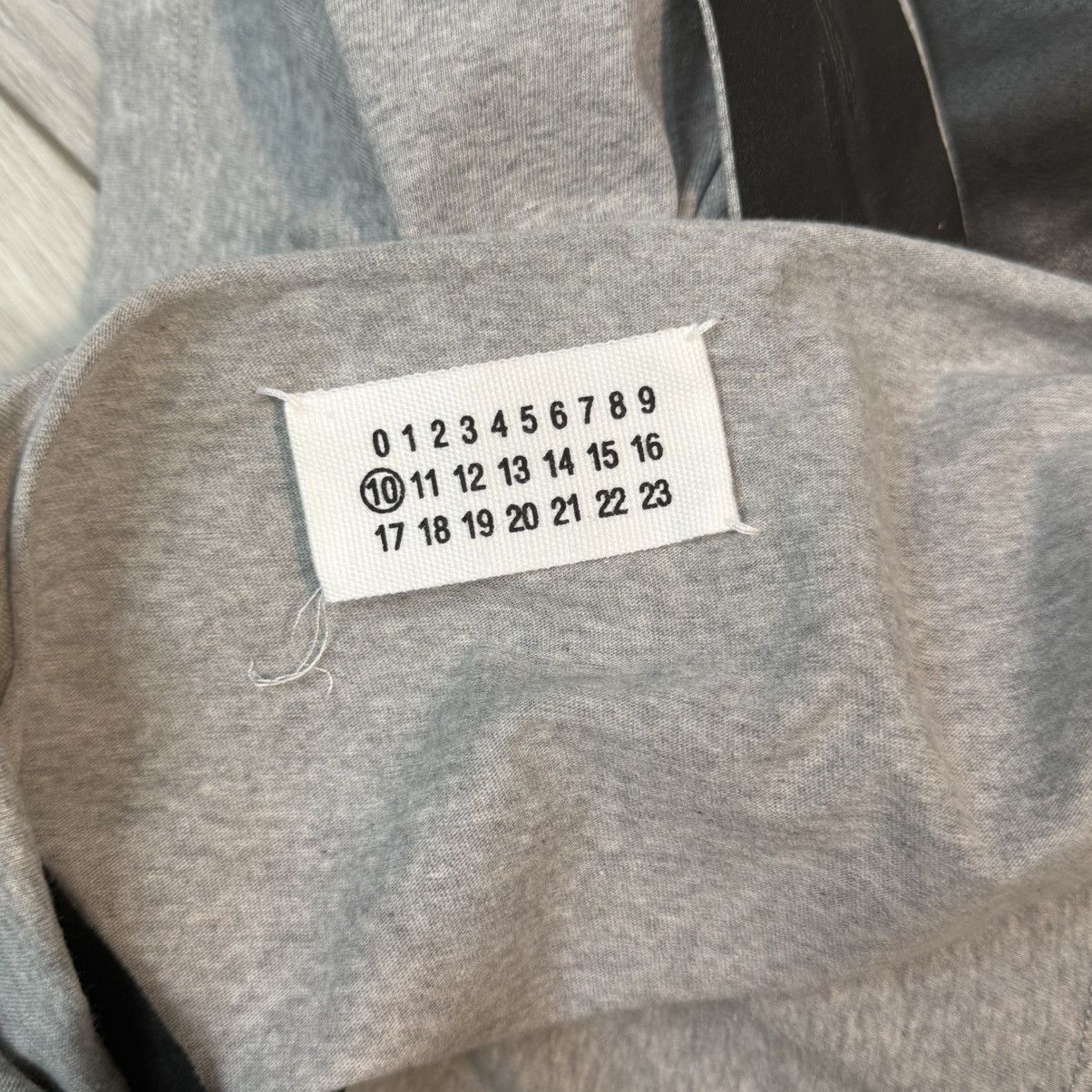 Maison Margiela Maison Margiela Rubber 'M' V-neck T-shirt y2k Rare Grey Size US M / EU 48-50 / 2 - 7 Thumbnail