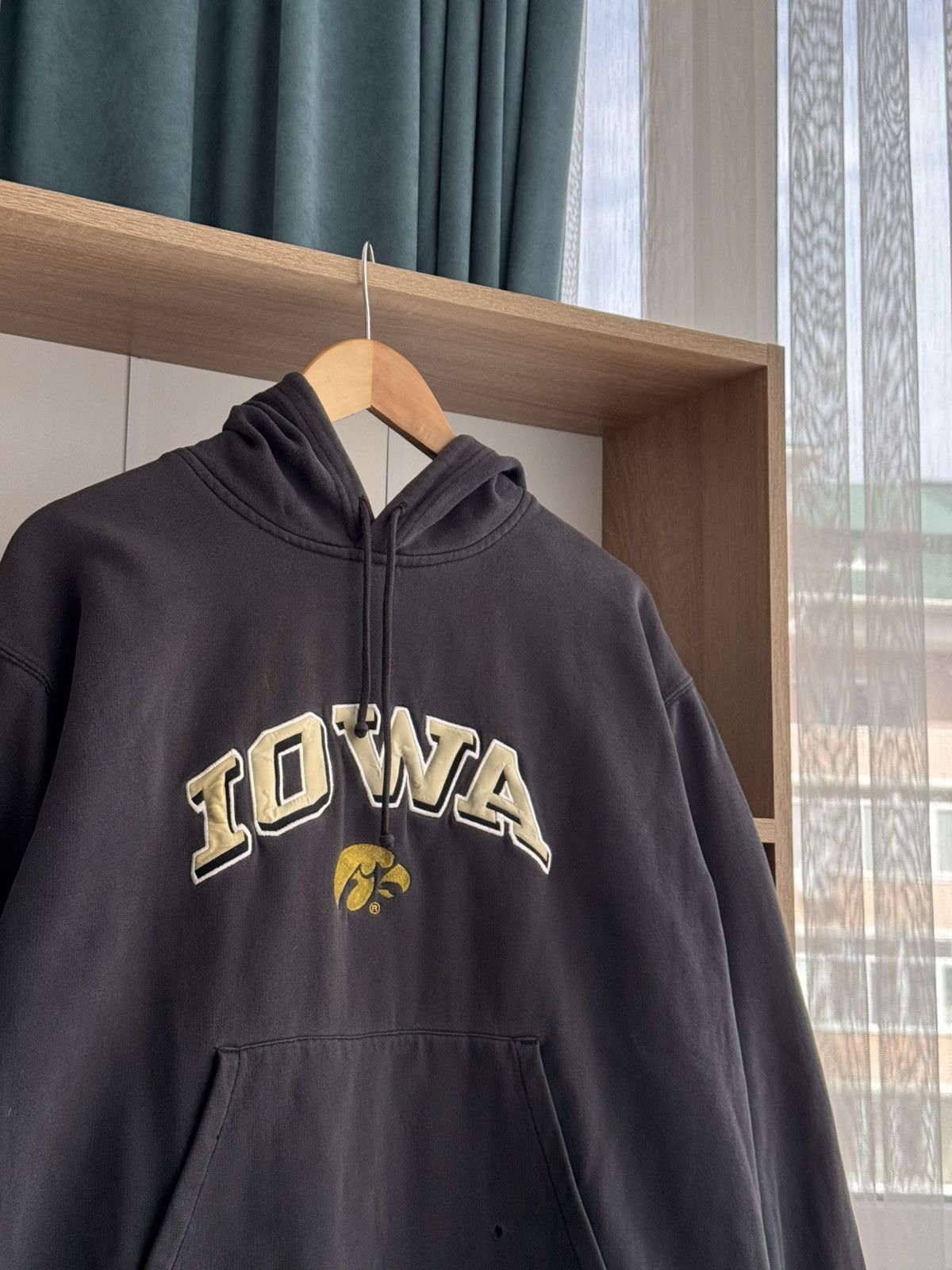 Starter × Vintage Vintage Starter IOWA Hawkeyes Sportswear Distressed Hoodie Size US L / EU 52-54 / 3 - 8 Thumbnail