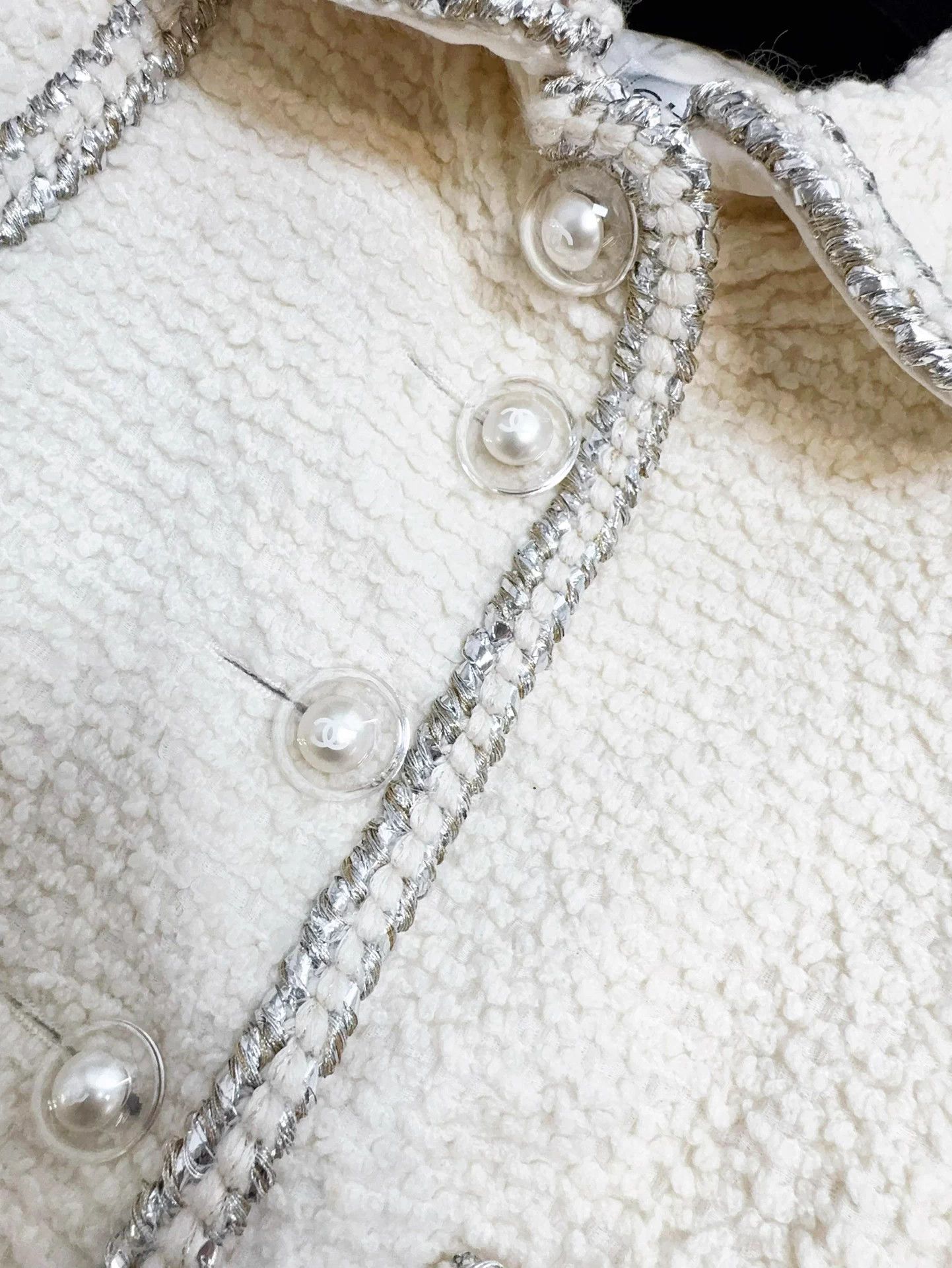 Chanel Chanel 17K Ivory Silver Trim 2Pkt PearlBtn TweedJacket 36 Size XS / US 0-2 / IT 36-38 - 5 Thumbnail
