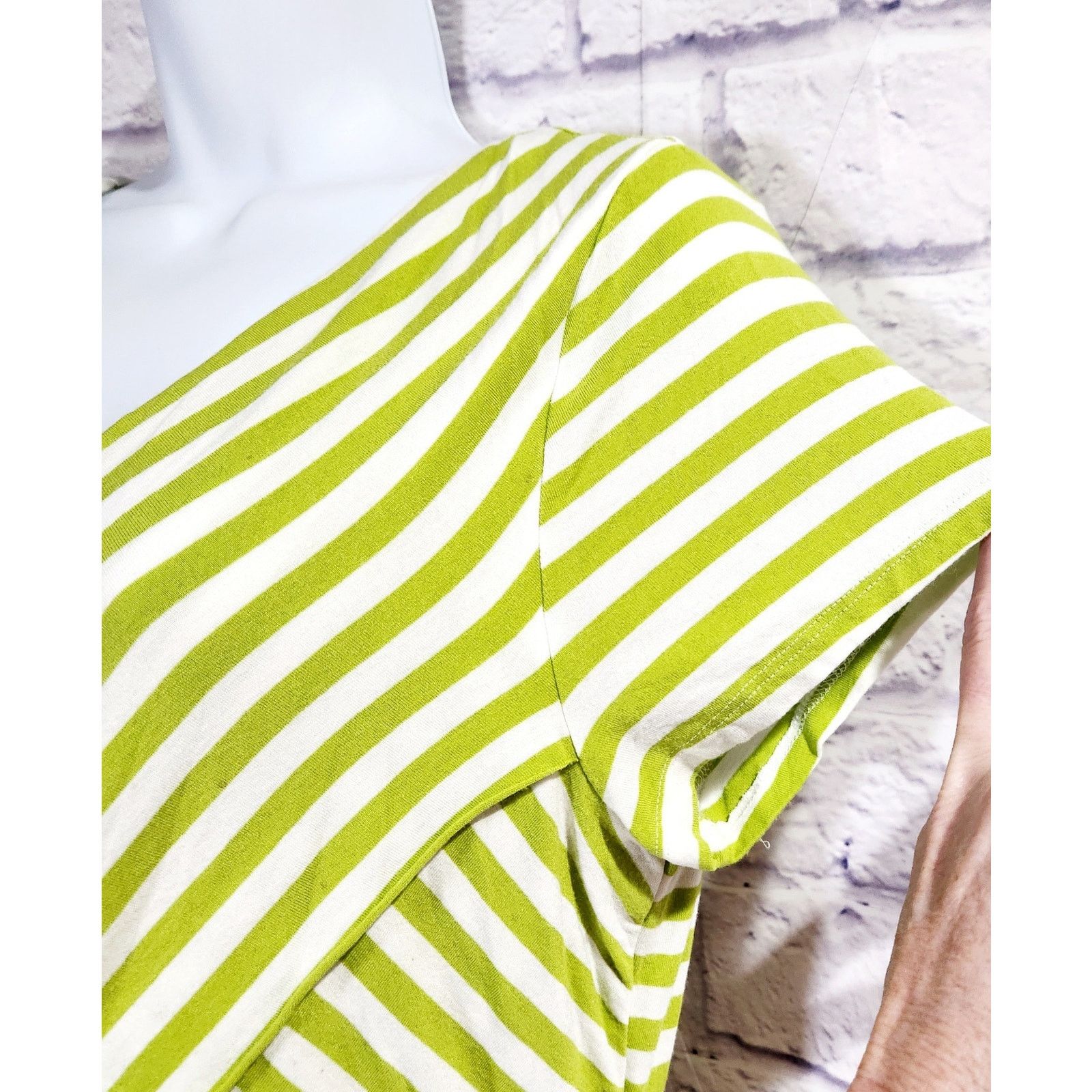 Other Vince Camuto Greenish Yellow Stripe V Neck Top L Lightweight Size L / US 10 / IT 46 - 2 Thumbnail