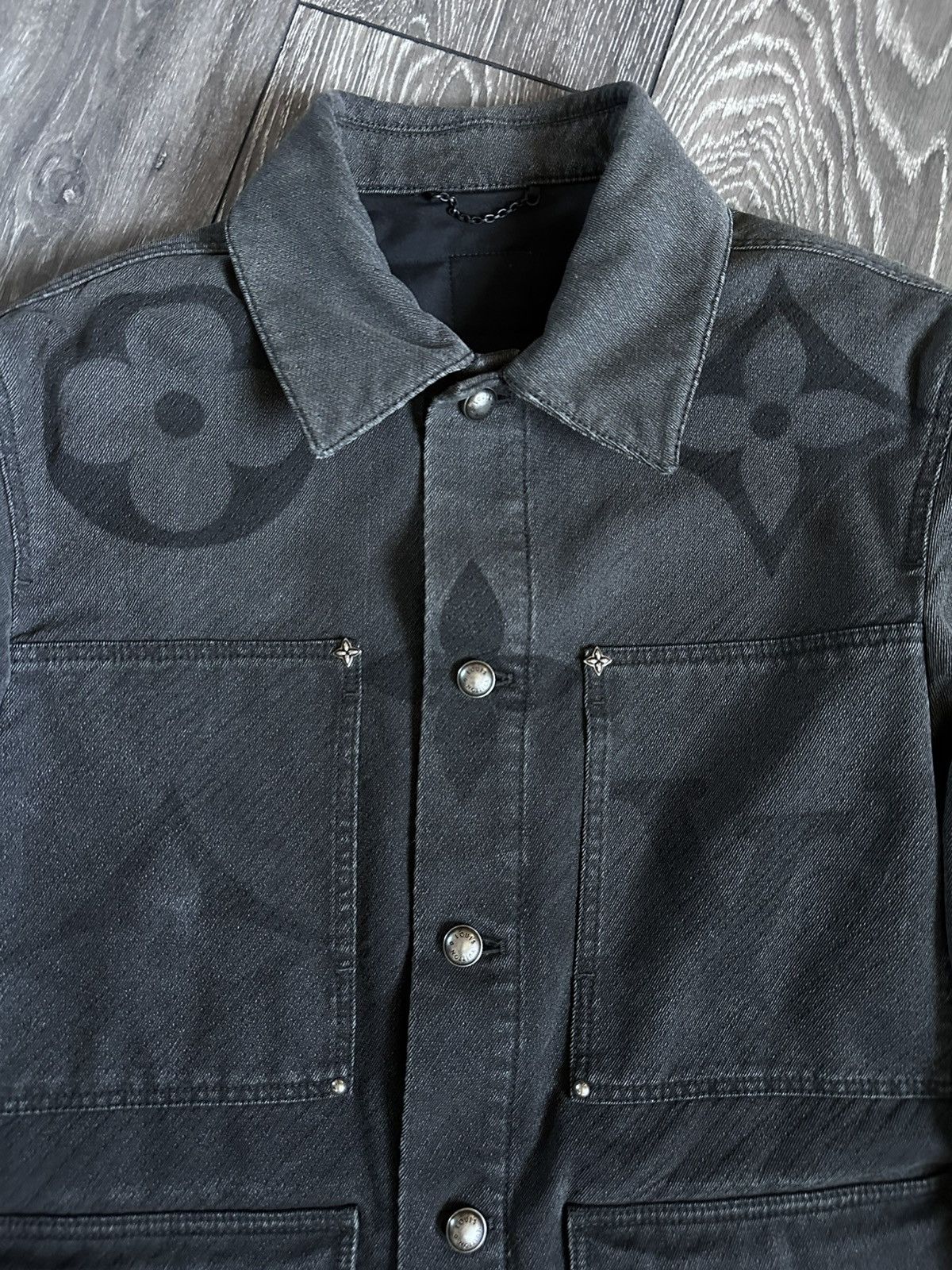 Louis Vuitton louis vuitton ss25 faded black all over logo denim jacket Size US L / EU 52-54 / 3 - 2 Thumbnail