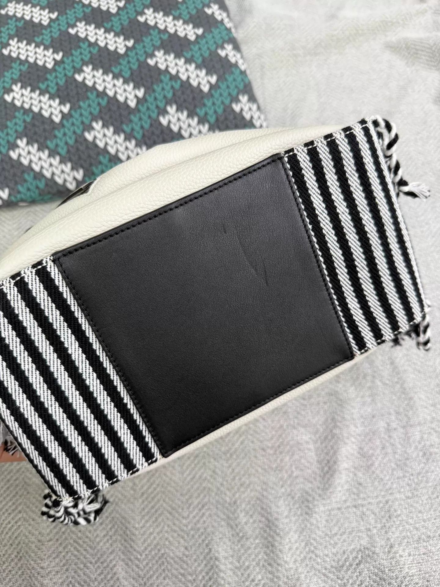 Loewe Loewe white colorblock tassel hammock bag new Size ONE SIZE - 4 Thumbnail