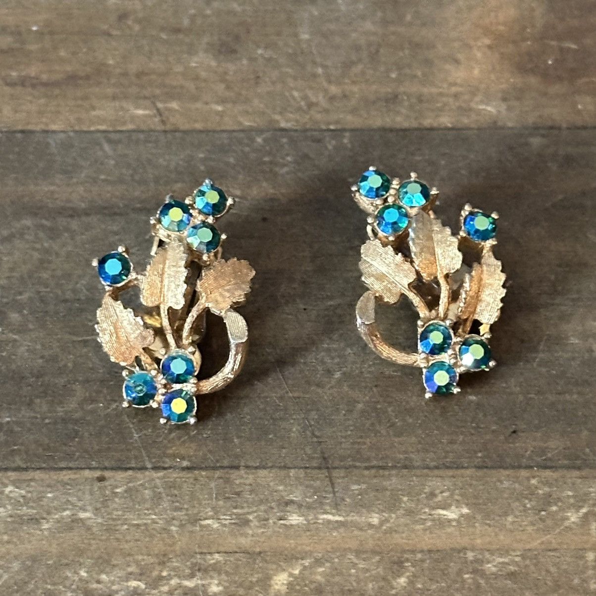 Vintage Vintage gold tone Aurora Borealis leaves clip on earring Size ONE SIZE - 6 Thumbnail