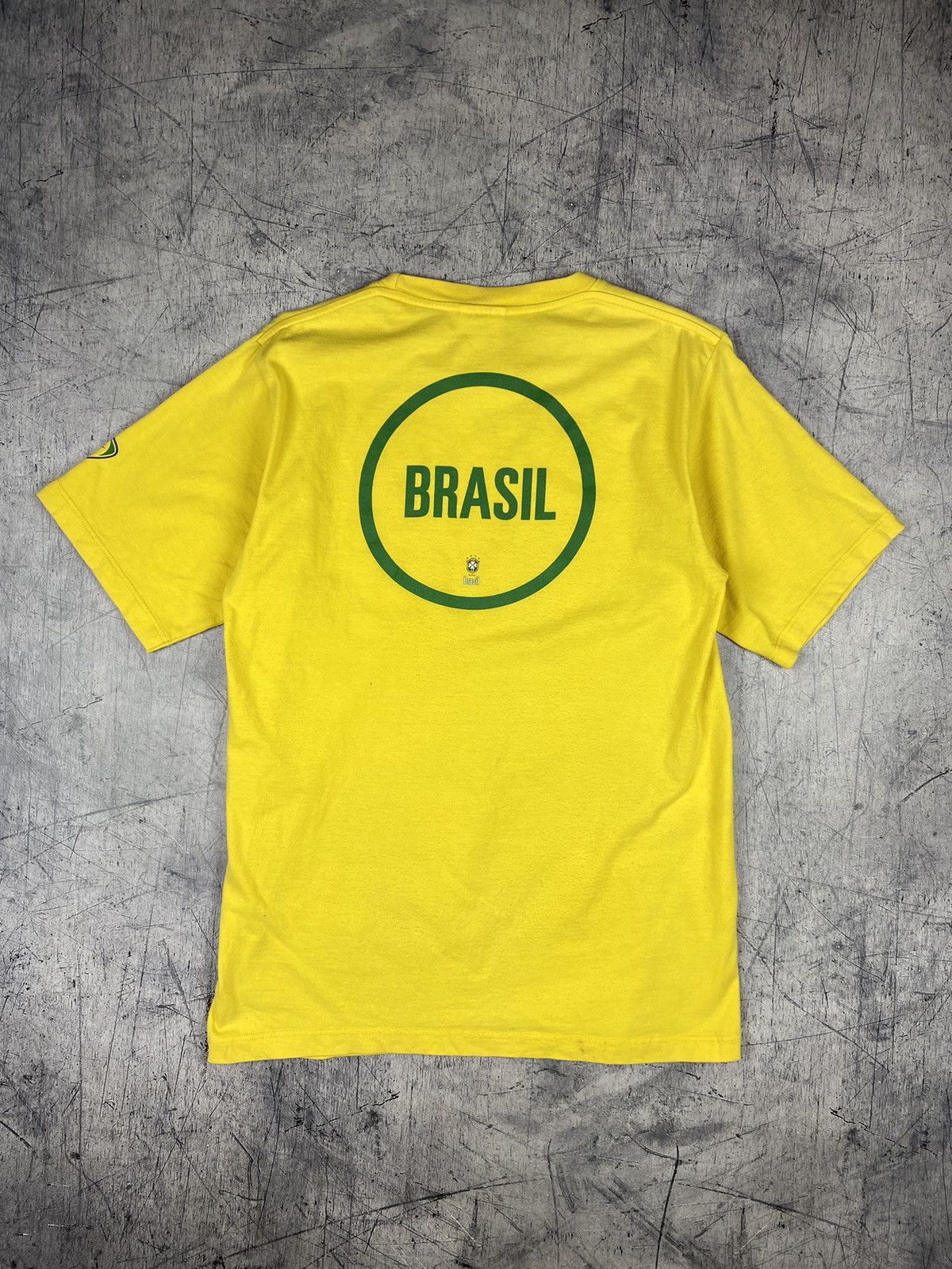 Nike Vintage Nike Brasil Big Logo Soccer Shoes Tee T Shirt Size US M / EU 48-50 / 2 - 9 Thumbnail