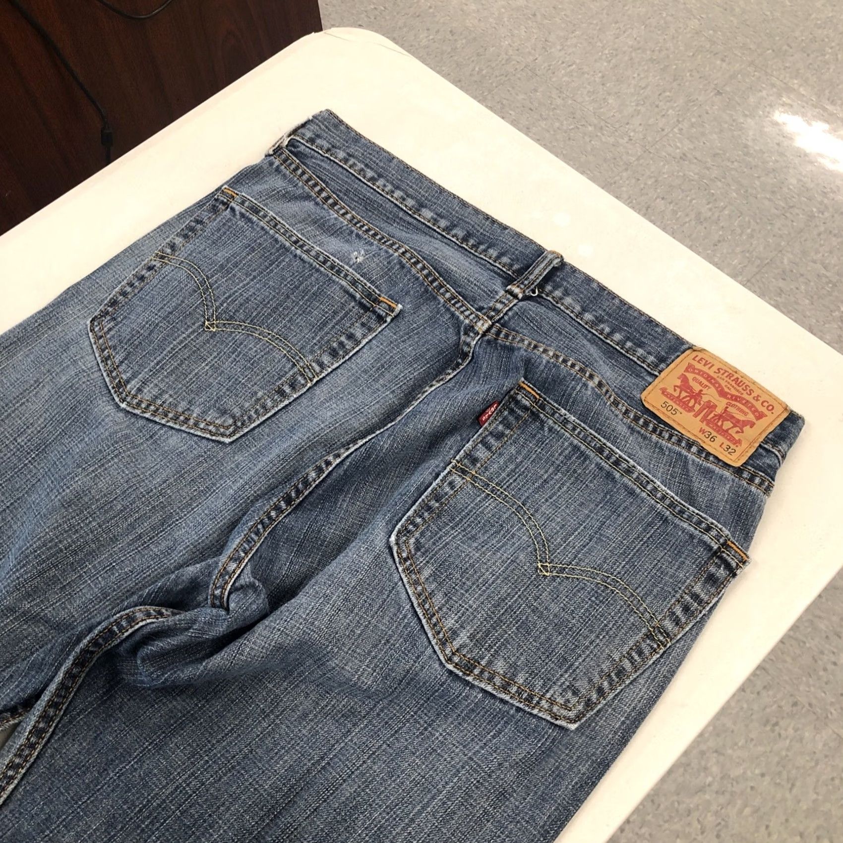 Levi's Levi's 505 Jeans Mens 36x31 Regular Straight Blue Denim Logo 5-Pocket Mid Rise Reg Fit United States 36 Mens Jeans Size US 36 / EU 52 - 3 Thumbnail