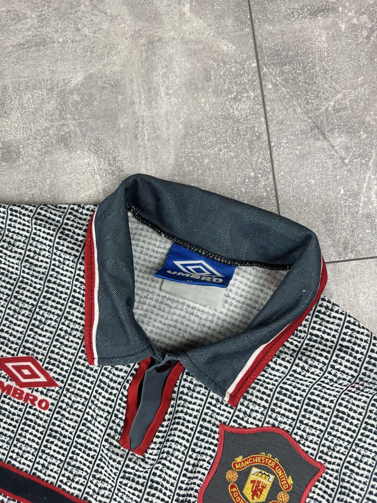 Umbro Umbro Manchester United Away 1995/96 Retro Soccer Jersey Size US XS / EU 42 / 0 - 7 Thumbnail