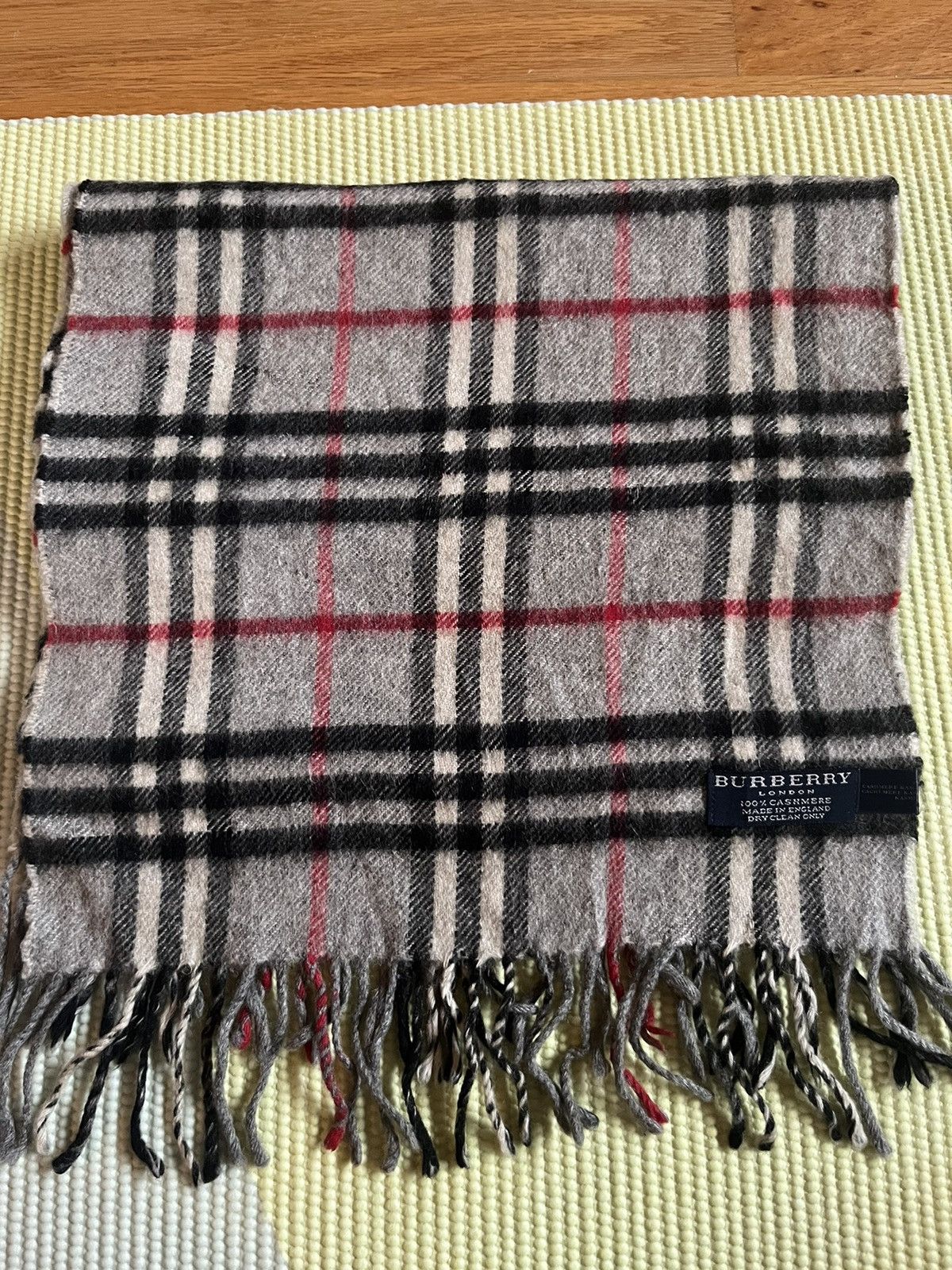 Burberry × Vintage Burberry Grey Vintage Scarf 100% Cashmere Size ONE SIZE - 1 Thumbnail