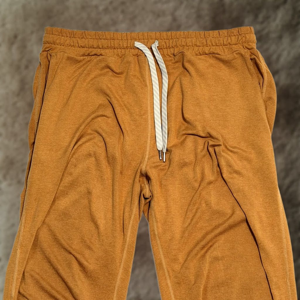 Vuori Vuori Jogger Pants Mens Athletic Drawstring Pockets Brown Gold 30in Inseam 26in Jersey Pocketed Pockets Elastic Waist Size US 30 / EU 46 - 1 Thumbnail