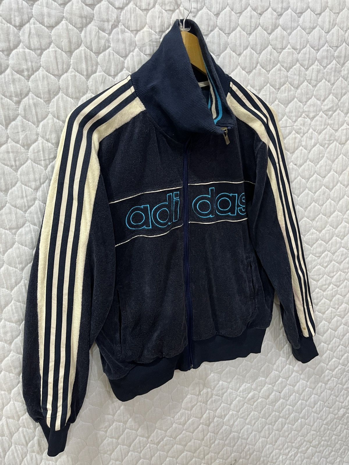 Adidas (Zzzz)🔥🔥STEALS ADIDAS THREE STRIPE SWEATER Size US M / EU 48-50 / 2 - 3 Thumbnail