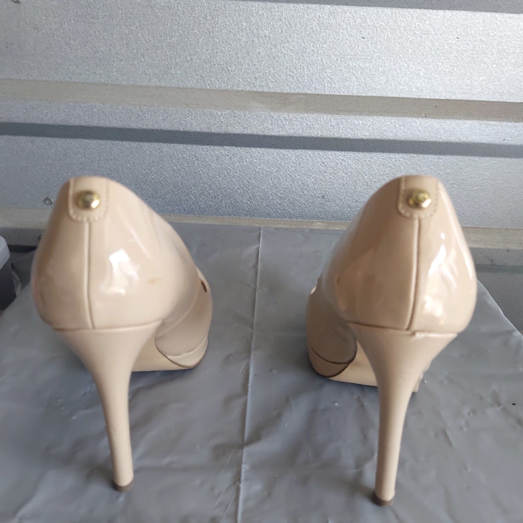 Guess GUESS Womens Beige Patent Leather Heels Size 8 M Pump High Heel Studded Ladies Formal Party Wedding Workwear 8M Beige Patent Leather Pumps Size US 8 / IT 38 - 5 Thumbnail