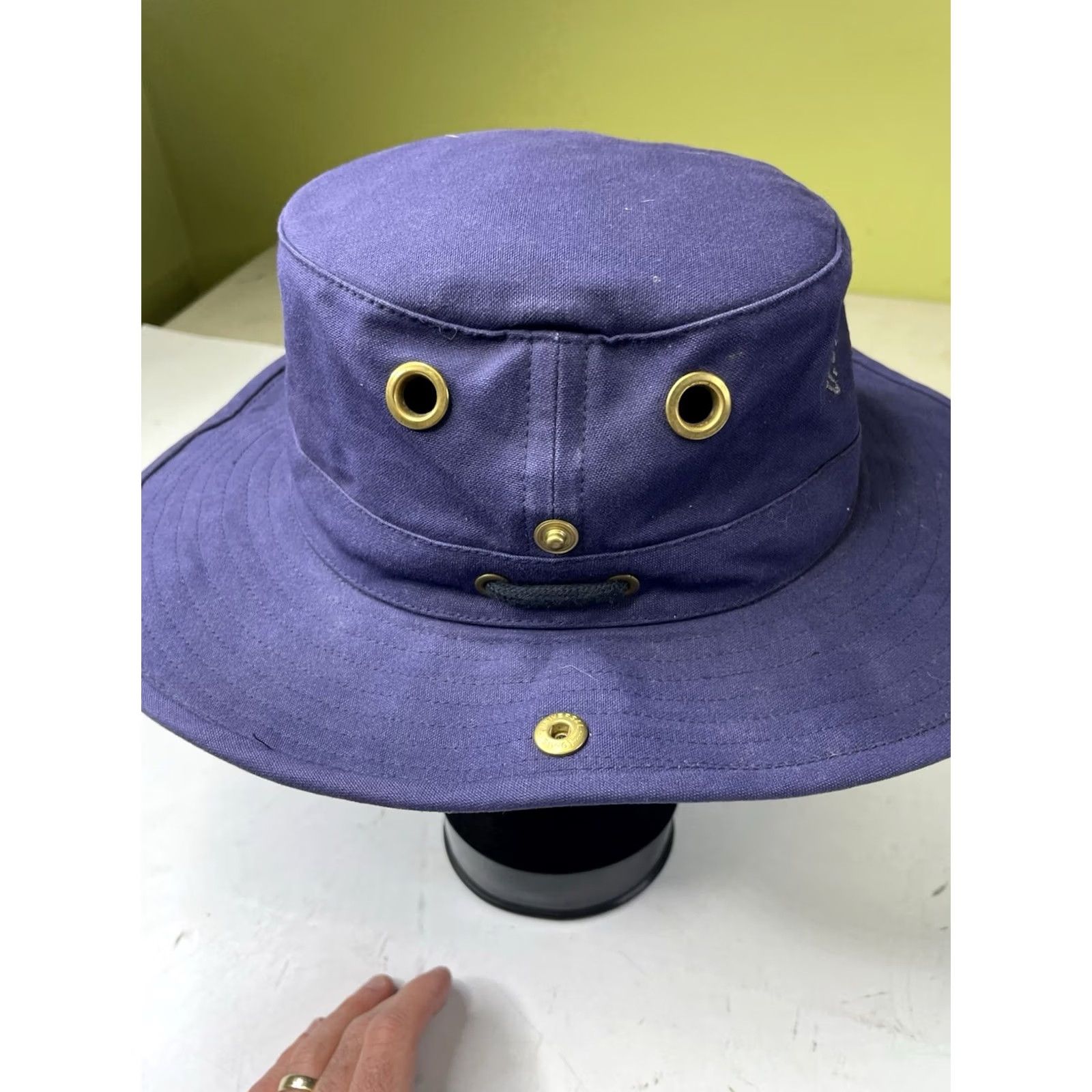 Tilley Tilley T3 Bucket Hat Cap Wanderer USCG 7 1/4 Blue Cotton Vintage Unisex Adults Safari Hat Water Resistant Breathable Venting Summer Fall Spring Canada Size ONE SIZE - 3 Thumbnail