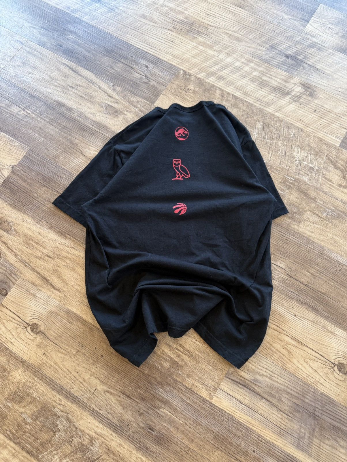 October's Very Own OVO x Jurassic Park x Toronto Raptors Owl Graphic Tee Size M Size US M / EU 48-50 / 2 - 2 Thumbnail