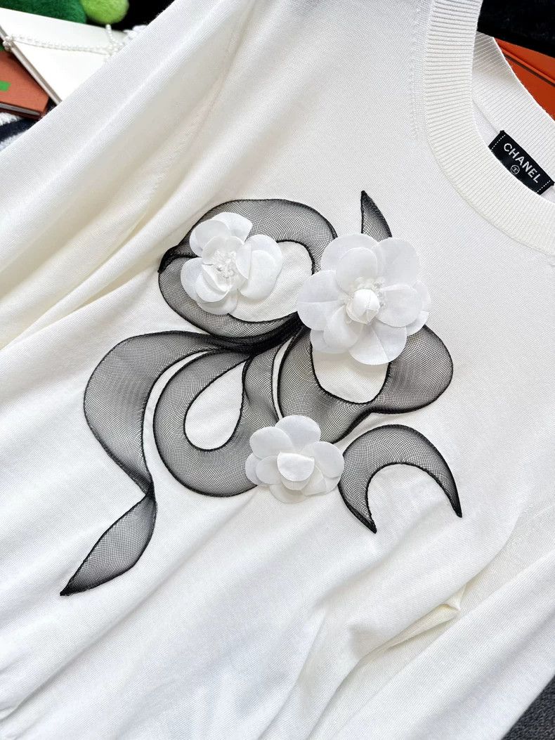 Chanel Chanel 20A white three-dimensional camellia knitted sweate Size XXS / US 00 / IT 34 - 3 Thumbnail