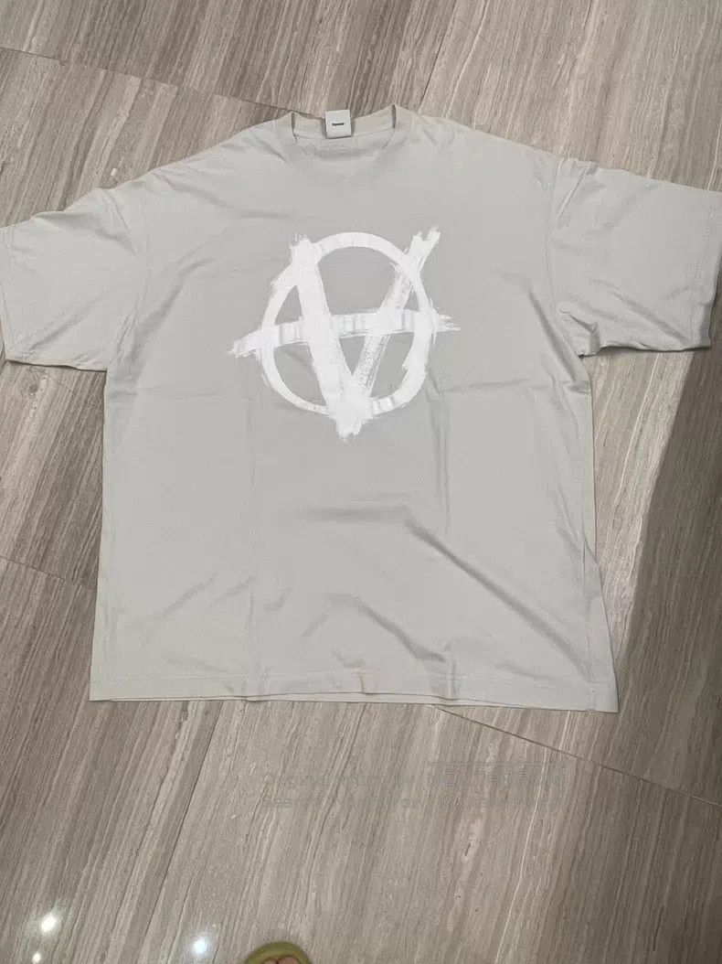 Vetements Vetements Short-sleeved T-shirt with Sanskrit Logo on the Size US L / EU 52-54 / 3 - 1 Thumbnail