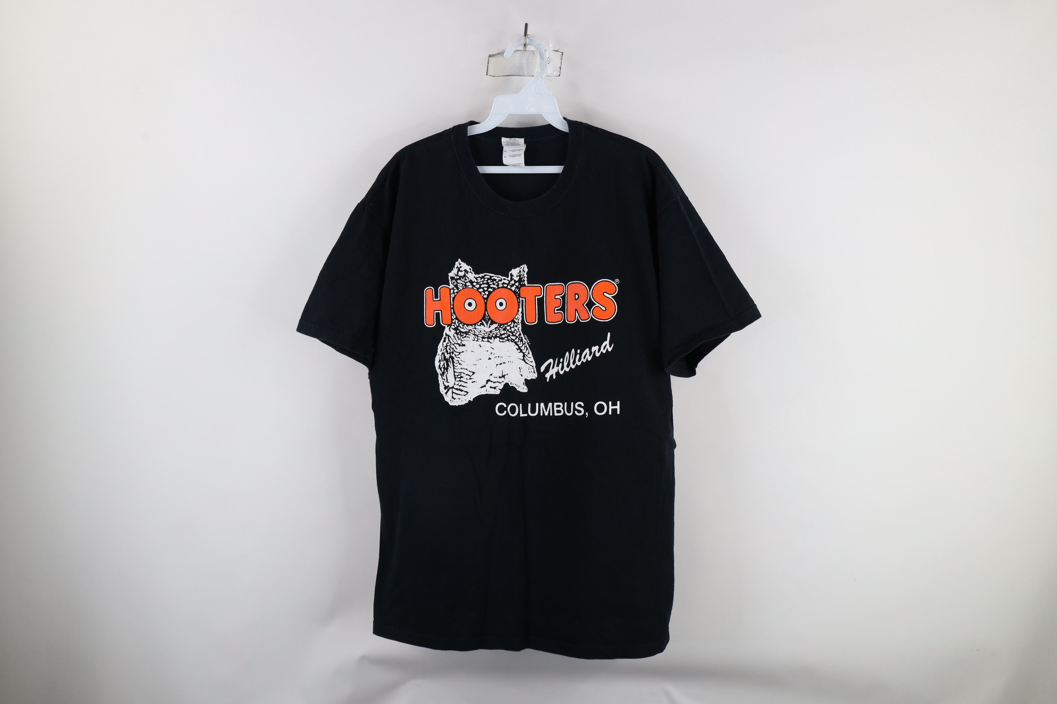 Vintage Vintage 90s Hooters Out Hilliard Columbus Ohio T-Shirt Size US L / EU 52-54 / 3 - 1 Thumbnail
