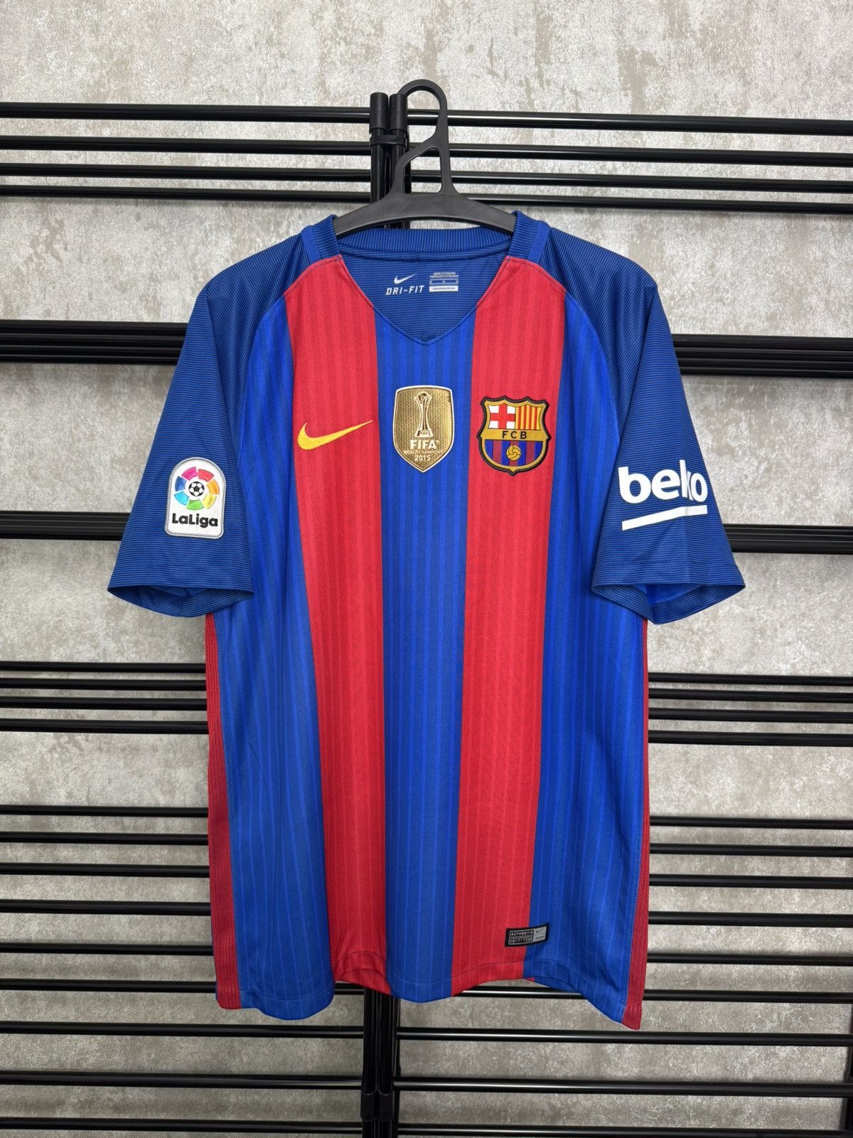 Nike Vintage Nike Barcelona Iniesta #8 Jersey Football Shirt Size US M / EU 48-50 / 2 - 2 Thumbnail