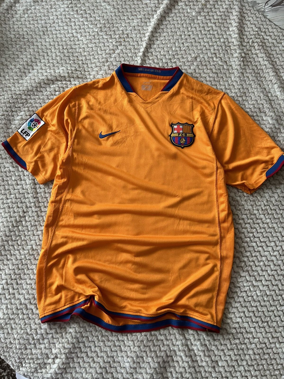 image of Nike x Soccer Jersey Barcelona Ronaldinho 10 2006/07 Away Shirt in Orange, Men's (Size Medium)
