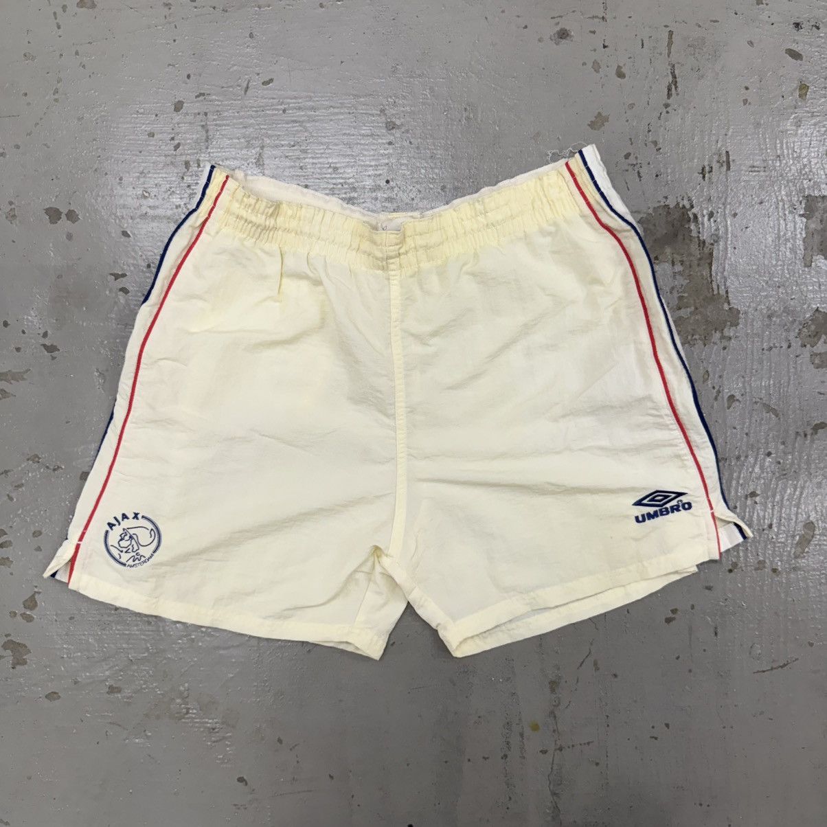 Umbro Vintage 90s Umbro Ajax shorts streetwear soccer size L Size US 31 - 1 Thumbnail