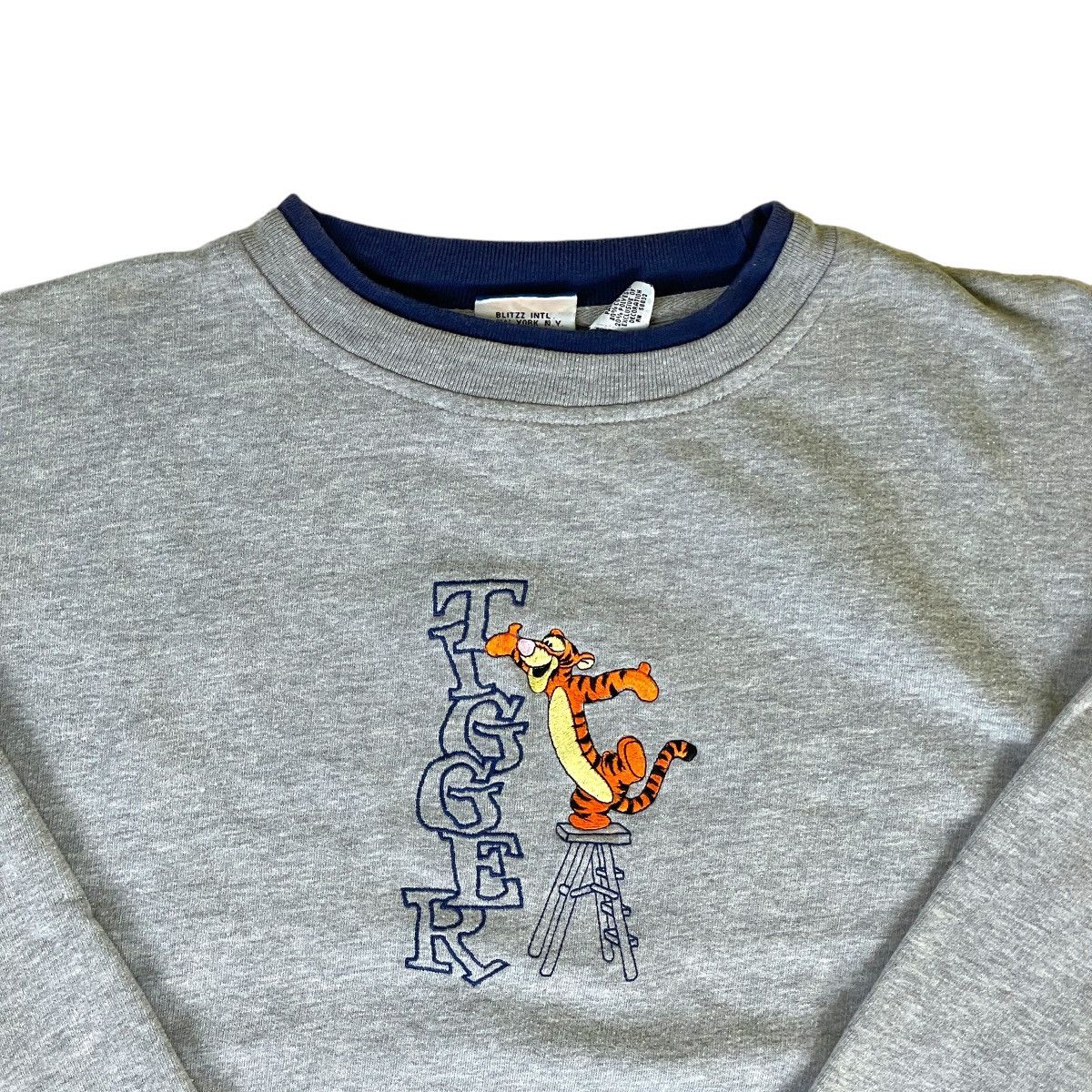 Disney 🔥LAST PRICE🔥 Vintage Pooh The Tiger Embroidered Sweatshirt Size US L / EU 52-54 / 3 - 4 Thumbnail