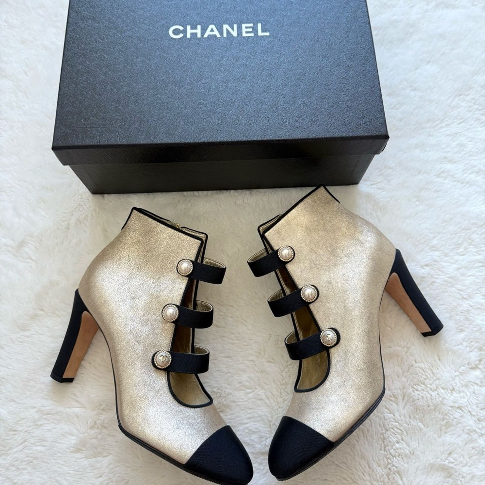 Chanel NEW!! Chanel 2018 Gold Pearl Button Boots Heels 38 EU 1400$ Size US 8 / IT 38 - 11 Thumbnail