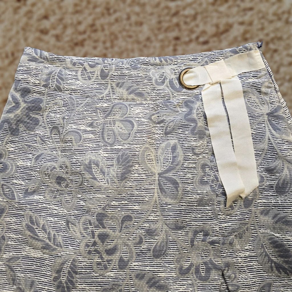Anthropologie Maeve Anthropologie Skirt Womens Size 10 Gray Floral Bow Slit Pencil Short Tweed Pattern Cap Sleeve Size 32" / US 10 / IT 46 - 1 Thumbnail