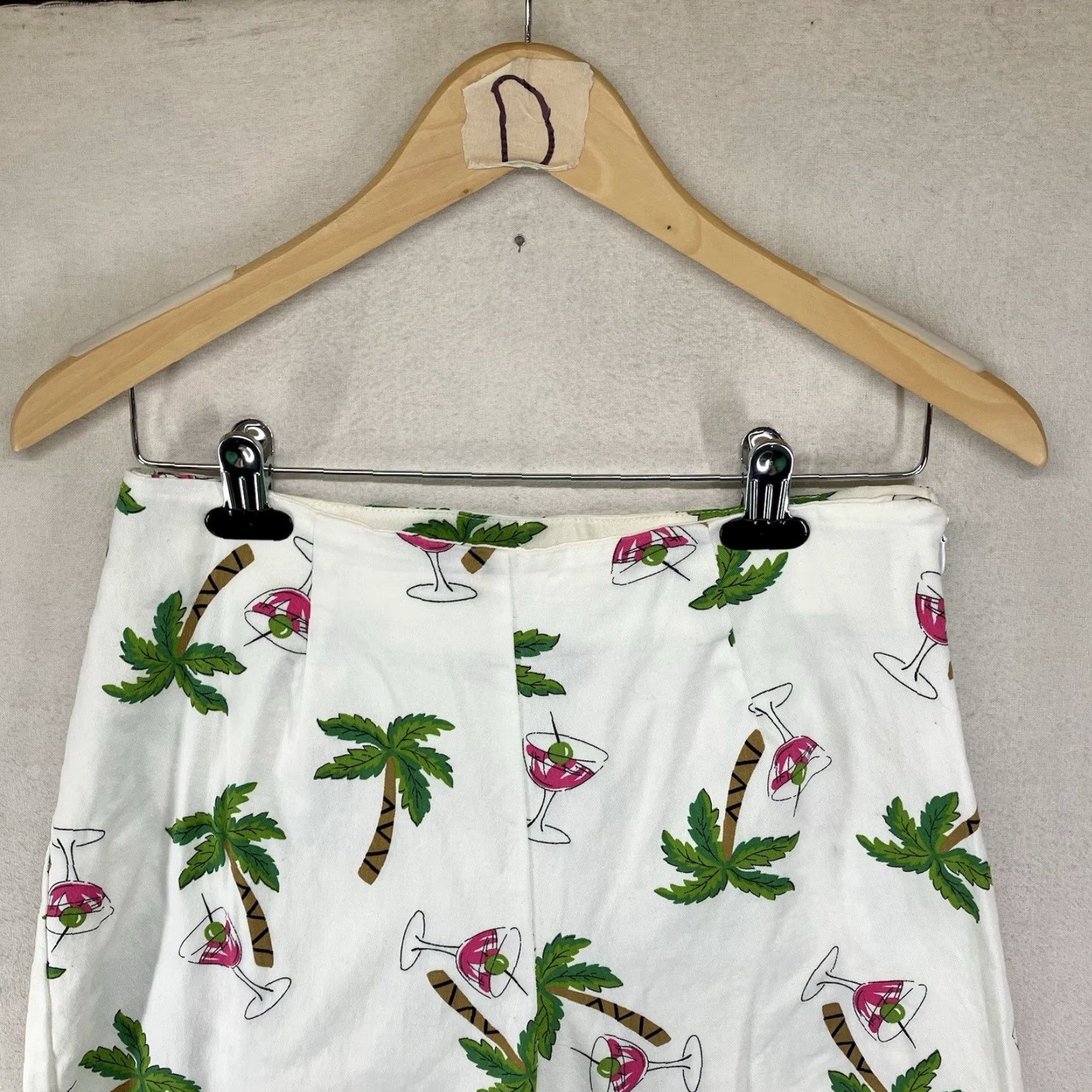 Gloverall VINTAGE Briggs New York Women's Capri Pants 10 High Rise White Pink Martini Pattern 80s 90s Summer Fashion Size 32" / US 10 / IT 46 - 4 Thumbnail