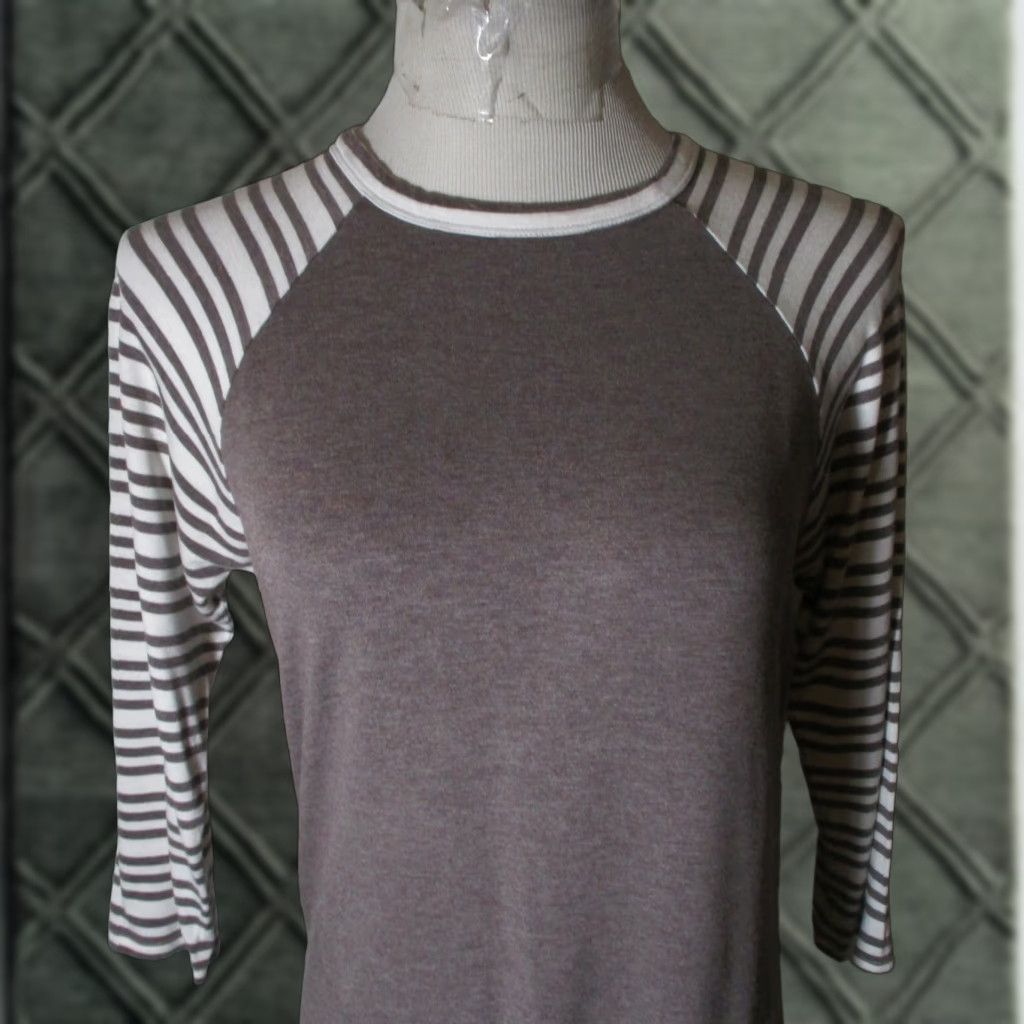 Vintage LULAROE Top Women Taupe Rayon Stretch 3/4 Sleeve Size S Size S / US 4 / IT 40 - 1 Thumbnail