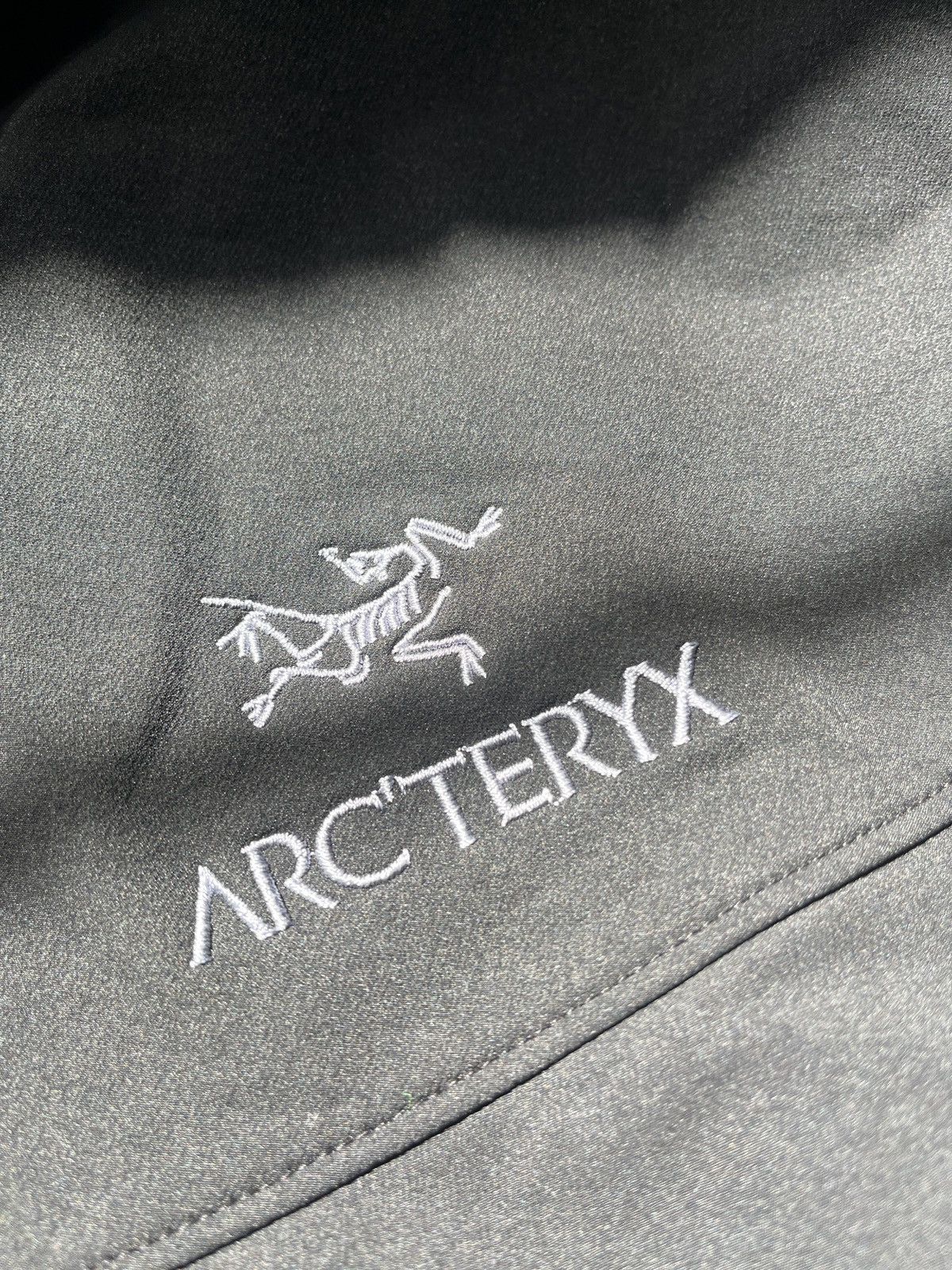 White sp5der egg shell