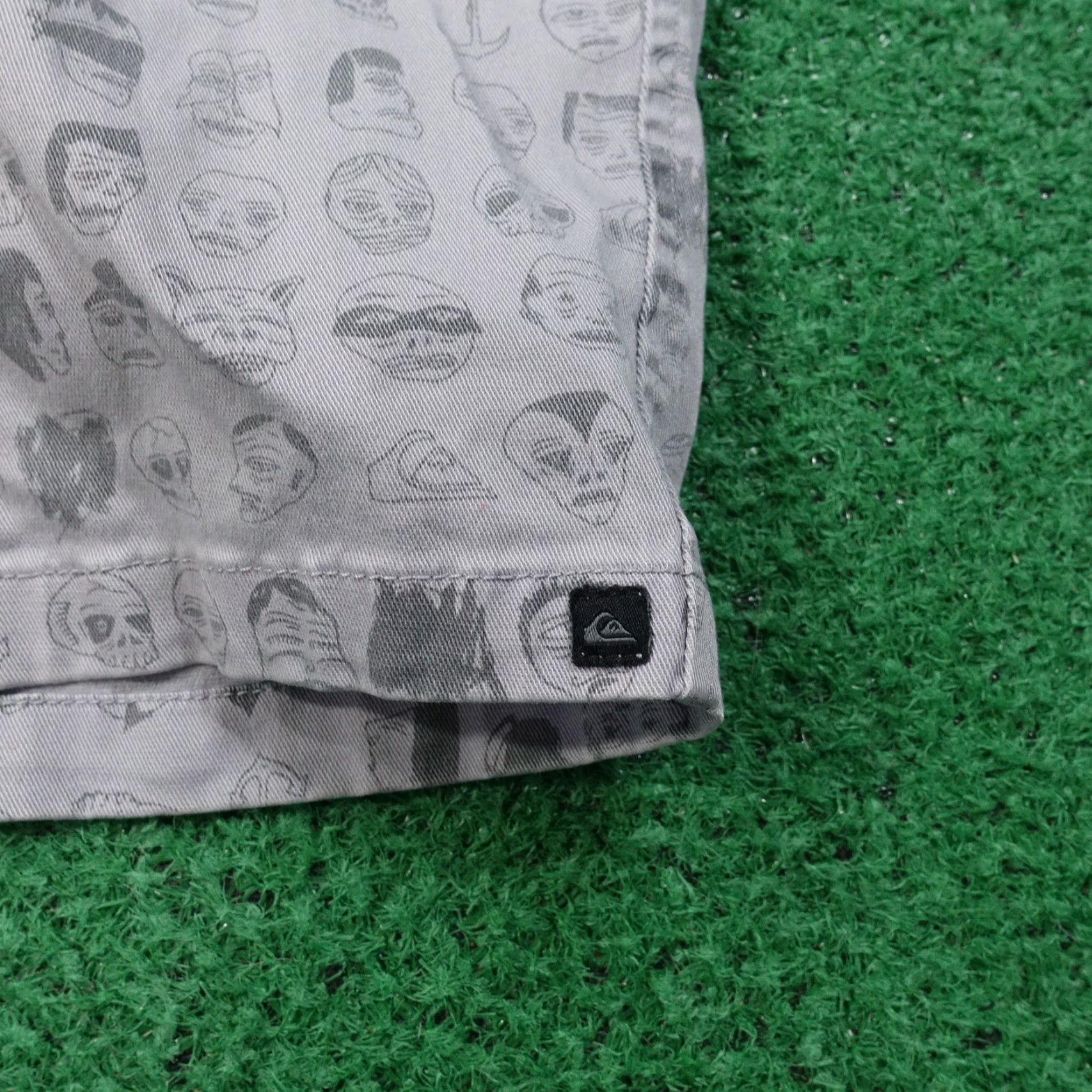 Quiksilver QUIKSILVER Gray Cartoon Faces Flat Front Shorts Adult 26 Gray 27x10 Casual Belt Loops Hard to Find 90s Style Mens Size US 26 / EU 42 - 3 Thumbnail