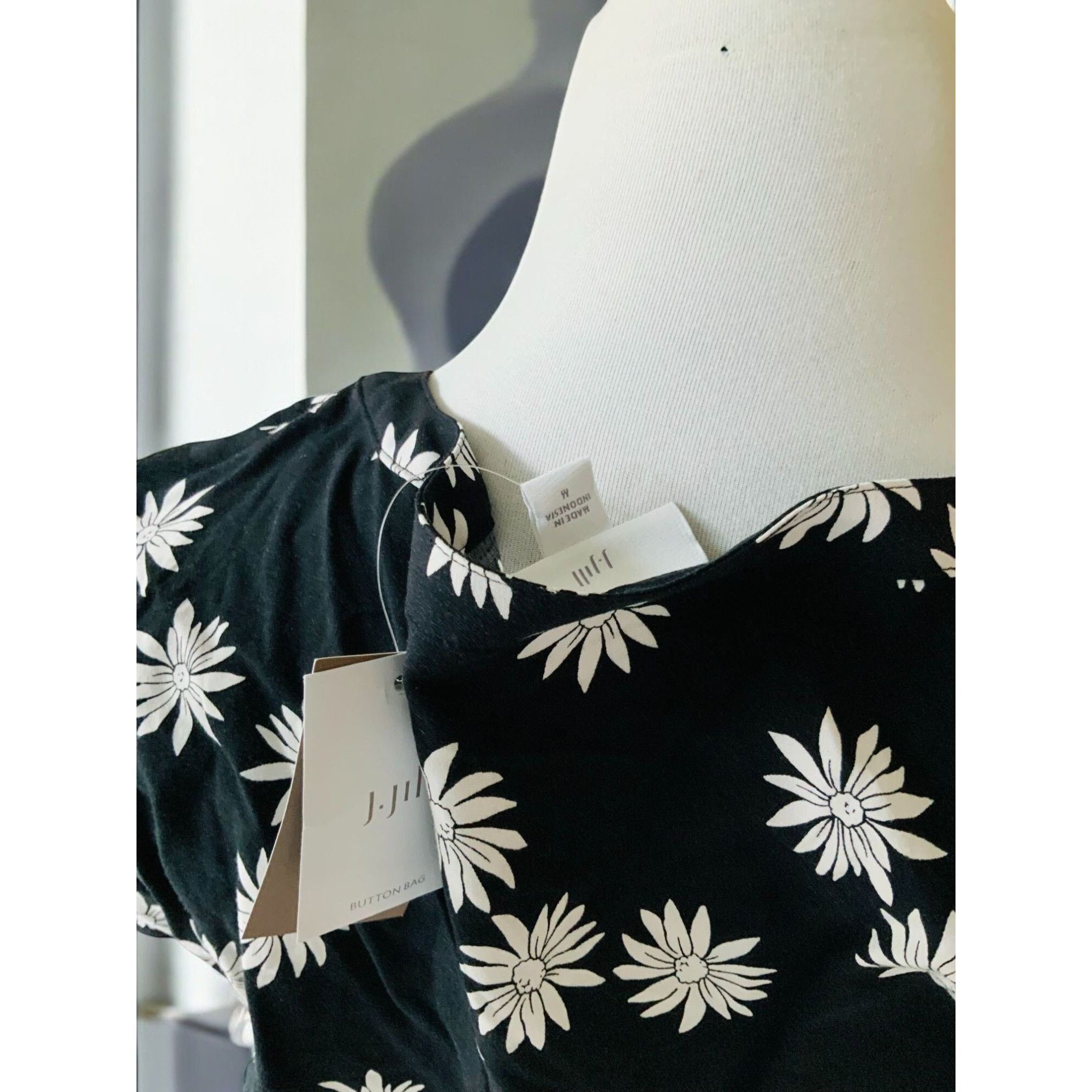 Designer J Jill Ladies Short Sleeve VNeck Black White Floral Belted M Size M / US 6-8 / IT 42-44 - 5 Thumbnail