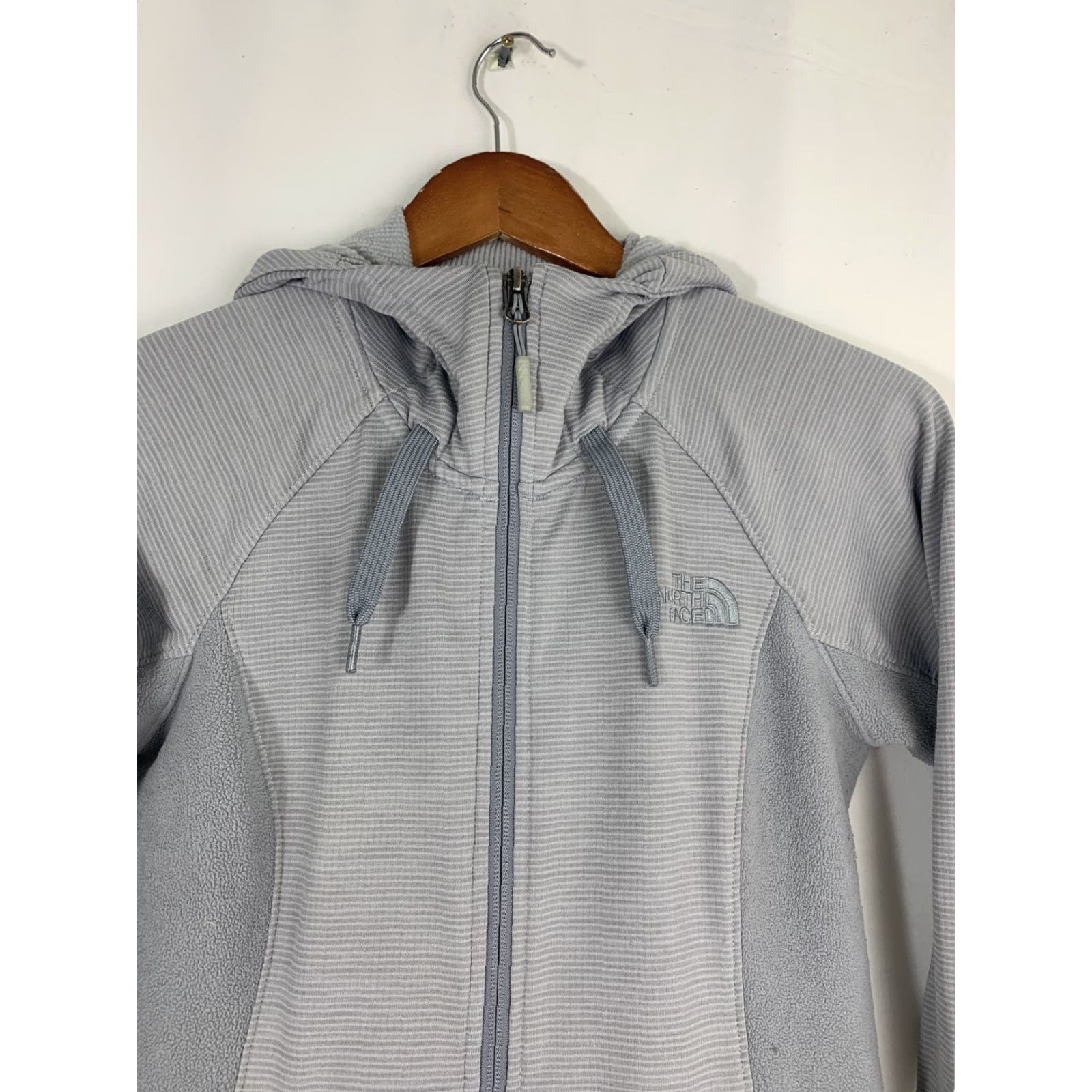 The North Face The North Face Hoodie Womens Small Gray Striped Full Zip Hooded Lightweight Pockets Activewear 100% Polyester** Size S / US 4 / IT 40 - 5 Thumbnail