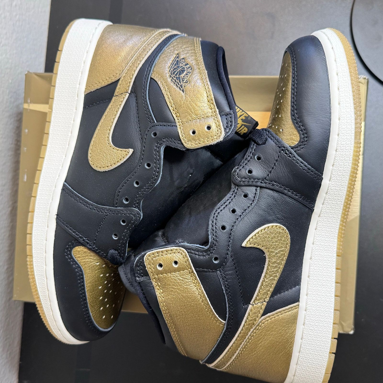 Jordan Brand •DS• Jordan 1 Retro High OG Black Metallic Gold(GS) • 7Y /8W Size US 7 / EU 40 - 10 Thumbnail