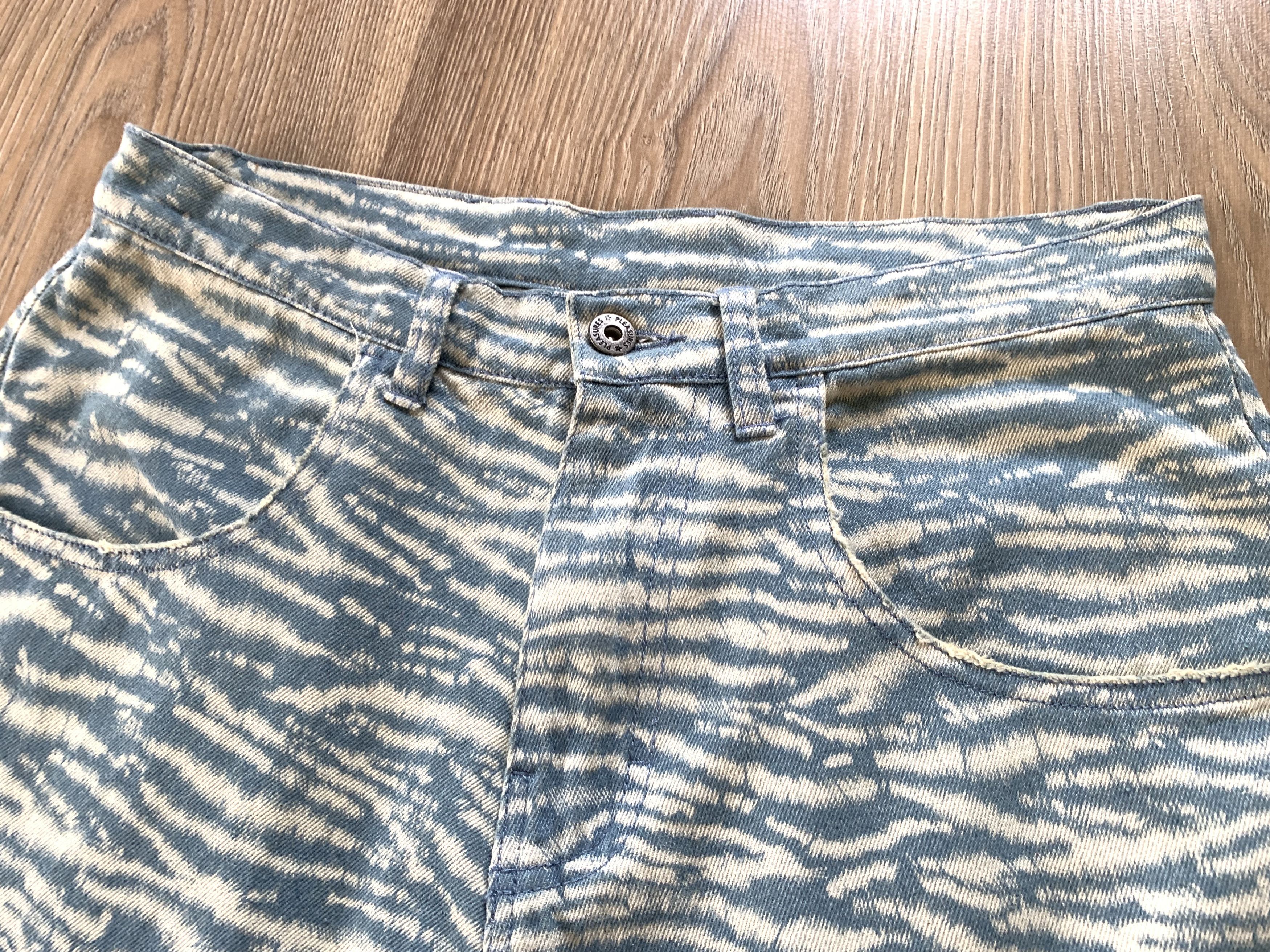 Designer × Pleasures Pleasures Tie Dye Light Blue Denim Shorts Size US 30 / EU 46 - 4 Thumbnail