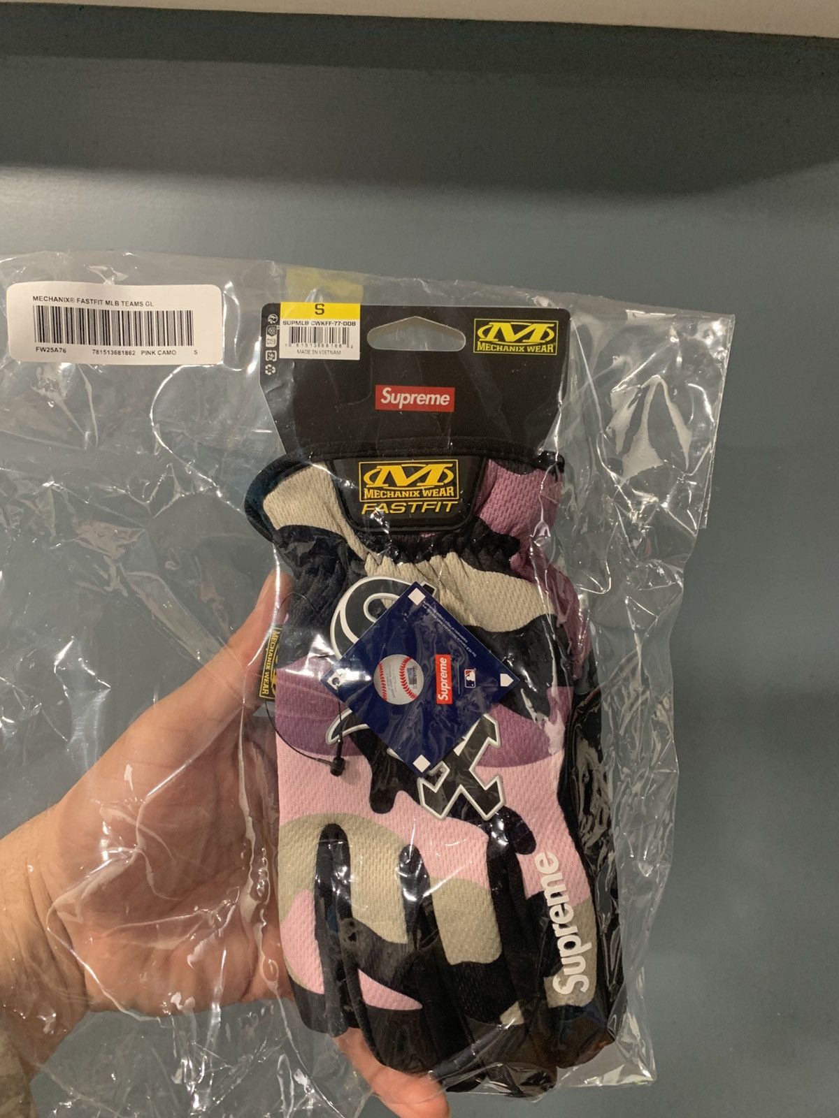 MLB × Supreme Camo Supreme White Sox Gloves Size ONE SIZE - 4 Thumbnail