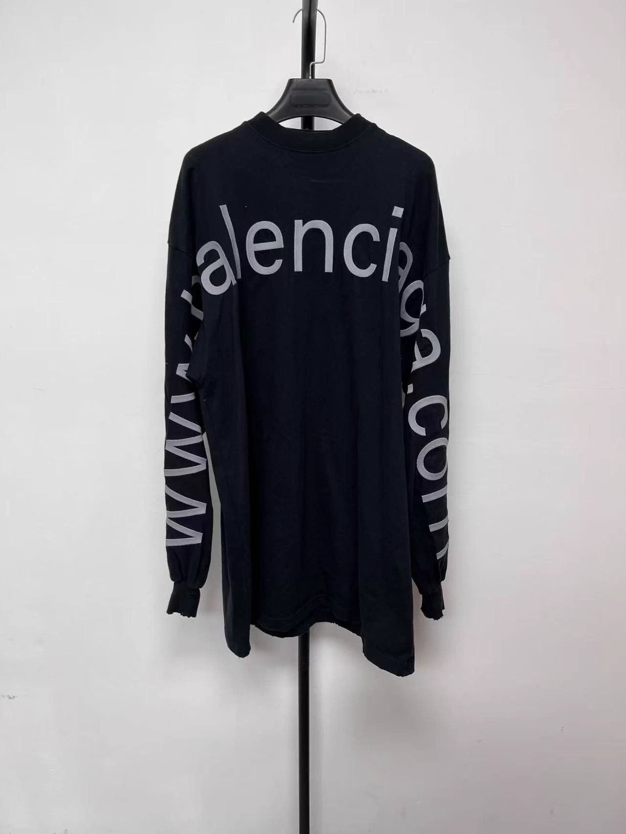 Balenciaga Balenciaga Logo Crewneck Oversized Sleeve Tee Women's Black Size US L / EU 52-54 / 3 - 1 Thumbnail