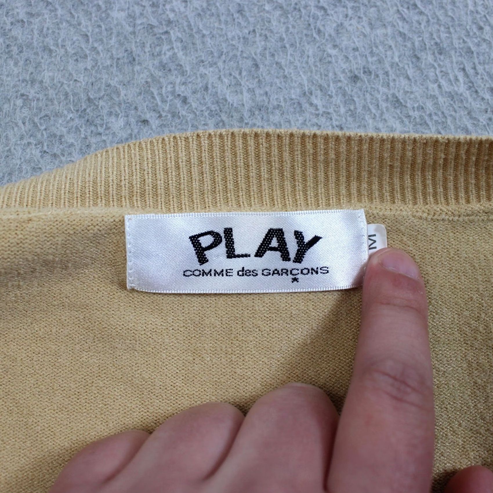 Vintage VINTAGE PLAY COMME des GARCONS Cardigan Women M Beige Heart Logo Crew Neck Sweater Size M / US 6-8 / IT 42-44 - 3 Thumbnail